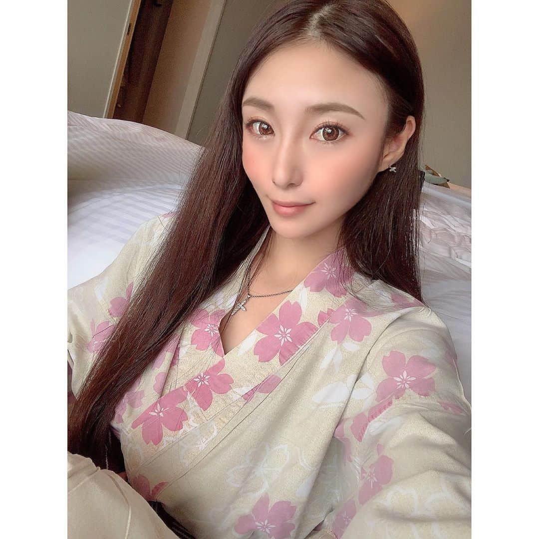 赤嶺紗羅のインスタグラム：「#yukata 👘 #onsen ♨️ ， ， ， ， ，  #diet #fitnessgirl #japanesegirl #japantrip #kimono #japanese #japanesegirl #japan #asiangirls #国内旅行 #旅行 #gotoキャンペーン #ダイエット #ヨガ #着物 #ヨガインストラクター #女子旅 #ボディメイク #全米ヨガアライアンス #旅館 #鳥羽 #温泉旅行 #160cm #温泉 #浴衣」