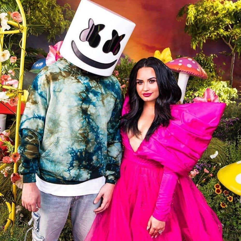 ポール・ノートンさんのインスタグラム写真 - (ポール・ノートンInstagram)「Issa Bop! #oknottobeok @ddlovato & @marshmellomusic #hair by Me @leobypaulnorton & @doradosbytony shot by @hannahluxdavis #makeup by @rokaelbeauty #styling by @siena #nails by @nail_swag also hair by @dannynewsham #demilovato #marshmello」9月22日 6時23分 - paulnortonhair