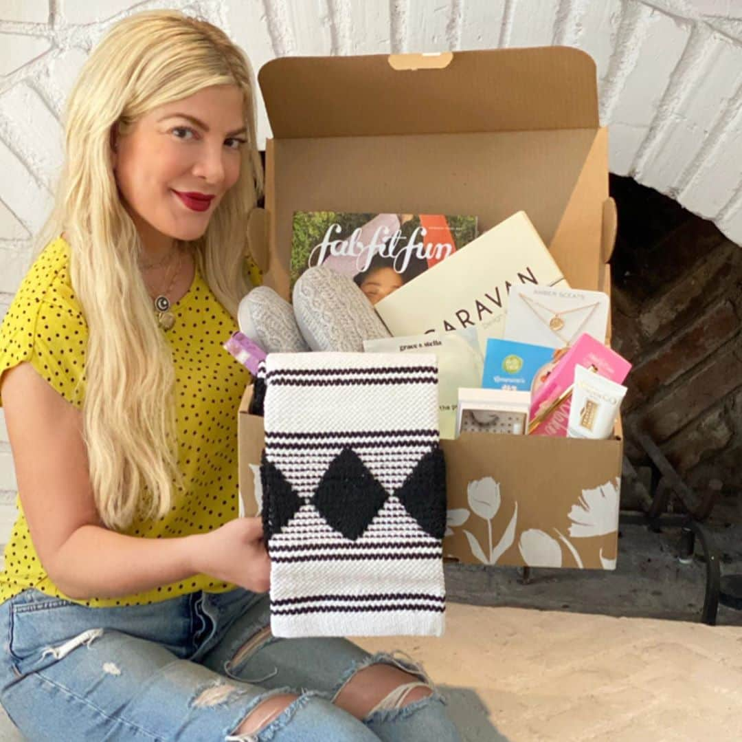 トリ・スペリングさんのインスタグラム写真 - (トリ・スペリングInstagram)「As a #fabfitfunpartner I’m SO excited to share my Members Pick Box that just arrived! - This box is full of @fabfitfun members’ top rated products and best picks that you can customize for your own perfect box! I’m obsessed with mine! And, you will love yours too❤️❤️. - If you are new to #fabfitfun welcome to the BEST curated seasonal subscriptions box delivered to your door. Amazing full size products for lifestyle, beauty, fashion, and fitness. I’ve been a member for 6 years and every box gets better and better! - Plus, every box is valued at over $200 but can be yours using my code TORI  for just $39.99 📦... - Last Members Pick Box’ sold out fast  so get yours ASAP. - My faves in my box are the @battingtonbeauty eyelashes and glue, @caravanhome rug, and the @ambersceats double gold coin necklace plus so many more! - Goto www.fabfitfun.com . - Tag a friend in comments below that needs a @fabfitfun box subscription too ❤️ #fabfitfunpartner #fabfitfun @fabfitfun」9月22日 6時21分 - torispelling