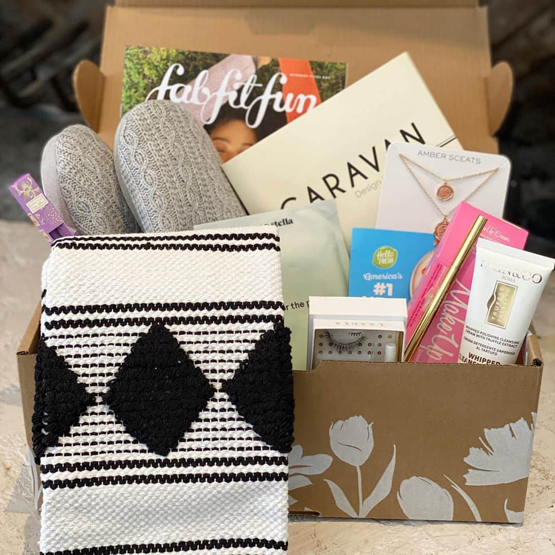 トリ・スペリングさんのインスタグラム写真 - (トリ・スペリングInstagram)「As a #fabfitfunpartner I’m SO excited to share my Members Pick Box that just arrived! - This box is full of @fabfitfun members’ top rated products and best picks that you can customize for your own perfect box! I’m obsessed with mine! And, you will love yours too❤️❤️. - If you are new to #fabfitfun welcome to the BEST curated seasonal subscriptions box delivered to your door. Amazing full size products for lifestyle, beauty, fashion, and fitness. I’ve been a member for 6 years and every box gets better and better! - Plus, every box is valued at over $200 but can be yours using my code TORI  for just $39.99 📦... - Last Members Pick Box’ sold out fast  so get yours ASAP. - My faves in my box are the @battingtonbeauty eyelashes and glue, @caravanhome rug, and the @ambersceats double gold coin necklace plus so many more! - Goto www.fabfitfun.com . - Tag a friend in comments below that needs a @fabfitfun box subscription too ❤️ #fabfitfunpartner #fabfitfun @fabfitfun」9月22日 6時21分 - torispelling