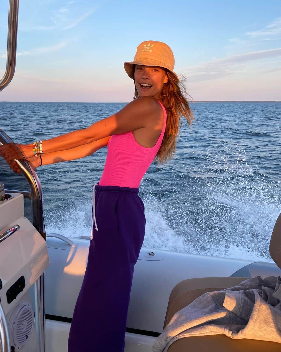 ニーナ・アグダルのインスタグラム：「Summer, please stay 🥺💖」