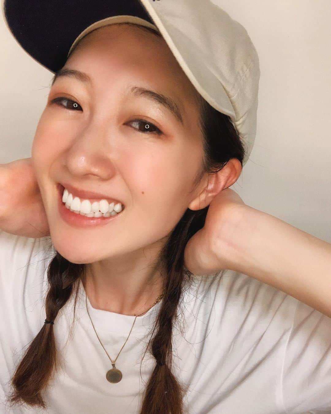 馬場奈々瀬さんのインスタグラム写真 - (馬場奈々瀬Instagram)「こないだ、舞台のパンフレット撮影やったと😁そんで、私おさげちゃんの三つ編みにしてもらいまして😏. 見てほしい写真はもうあるんだけど、まだ載せれんから、終わって撮ったやつ🤤ww . . 来月本番です！コロナの中やる事に、疑問を持つ方もいらっしゃるかもしれませんが、心あったまるこのハートフルな物語を精一杯やらせてもらえる事が私は凄く嬉しいし、 時代が激変した今でも、 変わらない温かいものがあると私は信じているので、 そのあったかいものを皆さんにじんわり感じてもらいたいなって😊 . . 自分のやりたい事を、仕事としてやらせてもらえる事がとてつもなくありがたいです！！. というわけで、今日もがんばろうね😁✌️. . #女優　#舞台　#劇団暴創族　#瑠璃色花火物語　#福岡　#パンフ　#三つ編み　#おさげ　#昔　#ポロキャップ」9月22日 6時32分 - nanaseeeen