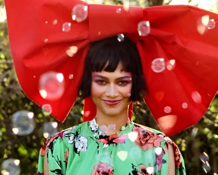 LOVE MAGAZINEのインスタグラム：「Congratulations to the brilliantly talented @zendaya, who made history last night after winning an Emmy for her role in Euphoria, taking home the award for Best Actress in a Drama Series and becoming the youngest ever recipient, beating Jennifer Anniston (The Morning Show) and Jodie Comer (Killing Eve).   Here, the Euphoria actor is captured alongside co-star @stormreid in a film by @alasdairmclellan and @luxurylaw for #Love23 🌻  Hair @jawaraw  Make-up @sirjohn  Manicure @ajax_jachno using @lancomeofficial  Casting @itboygregk」