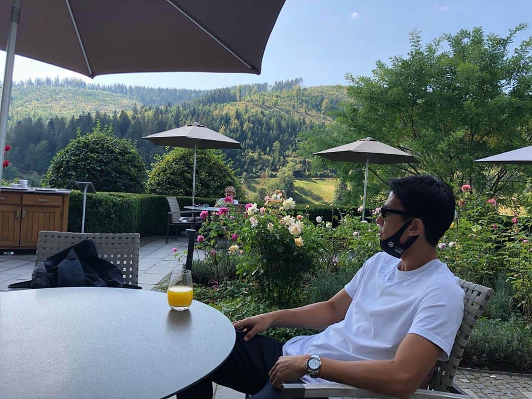 長谷部誠のインスタグラム：「*** ☀️🇩🇪🌲⛰😎🌷🍊 ドイツは9月の下旬に差し掛かっているのにも関わらず、珍しく天気の良い暖かい日が続いています。」