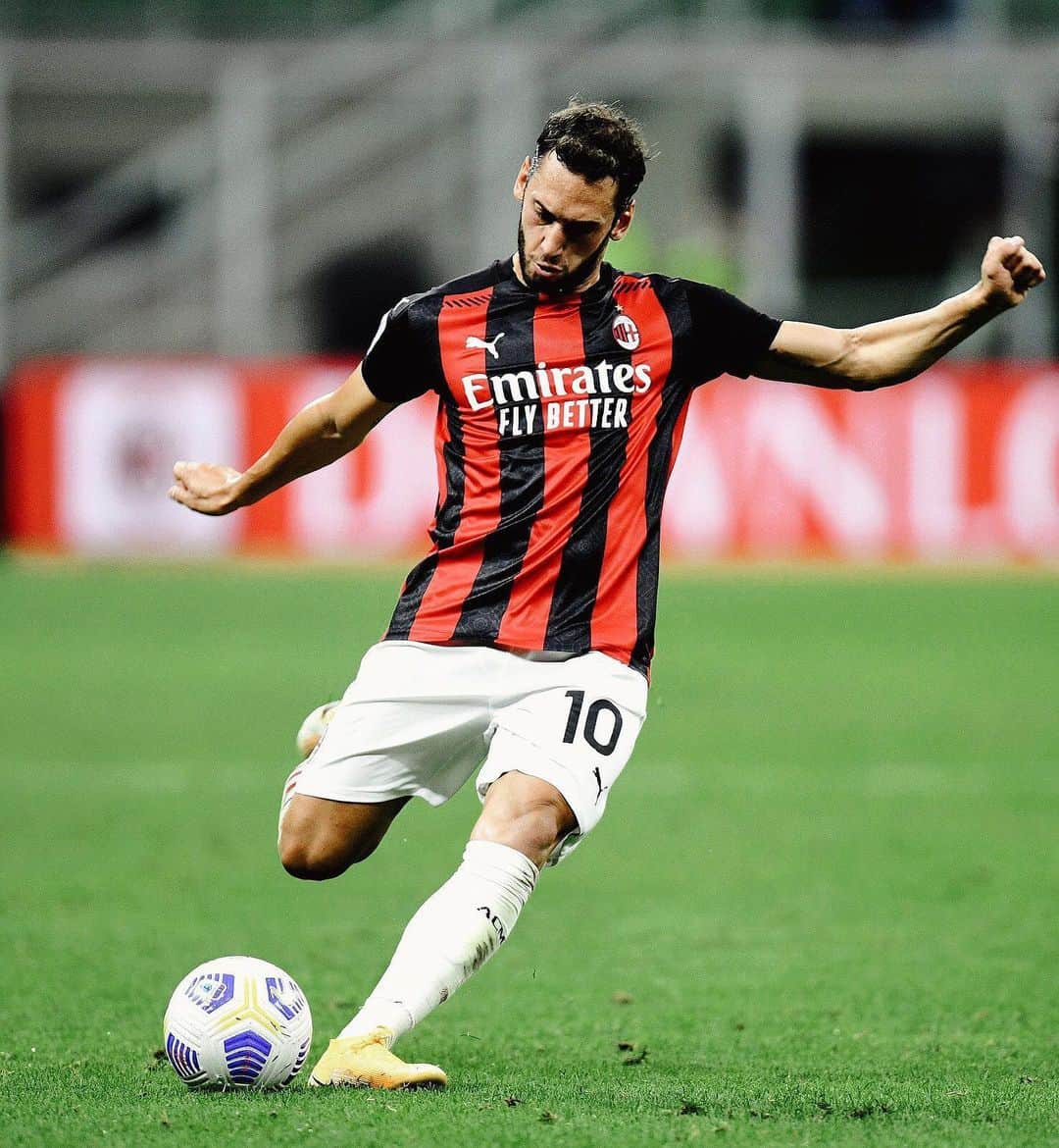 ハカン・チャルハノールのインスタグラム：「La miglior maniera di cominciare la stagione. Felice di rivedere alcuni di voi a San Siro! 🔴⚫️⁣⁣ ⁣⁣ Sezona istediğimiz gibi başladık. Yakında taraftarlarımızı da San Siro’da görmek dileğiyle 🔴⚫️⁣⁣ ⁣⁣ Great way to start the season. Hope to see our fans soon again in San Siro 🔴⚫️」