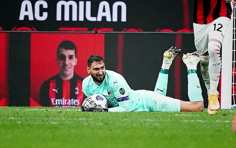 ジャンルイジ・ドンナルンマのインスタグラム：「Una bella vittoria è il miglior modo per iniziare la @seriea ! 🔴⚫️  Felice di rivedere un po’ di tifosi sugli spalti! Un saluto speciale a medici e infermieri presenti in tribuna 👋🏻 grazie per lo straordinario lavoro 🙏🏻#MilanBologna」