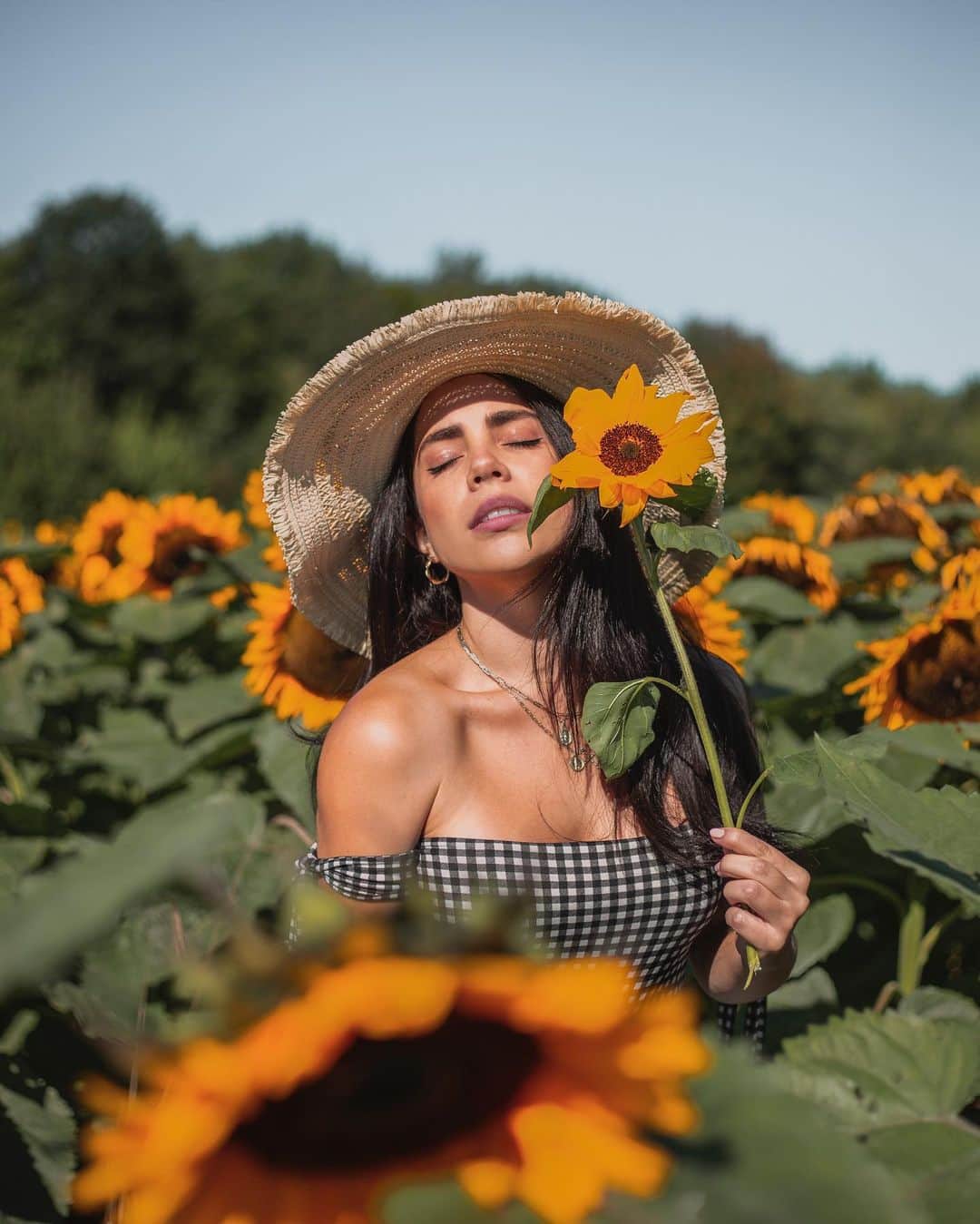 のインスタグラム：「Flower Power 🌻 Estos últimos años he aprendido demasiado sobre fotografía y me enorgullece ver el resultado de mucho trabajo. Hace poco superamos el millón de descargas de presets y estoy amando ver sus creaciones usándolos! No puedo con lo lindas que quedaron estas fotos después de editarlas usando @whatthechicfilters 📸 Me encanta que con tan solo un click puedo hacer que mis fotos transmitan mucho más y se vean profesionales...y todo desde mi teléfono!」
