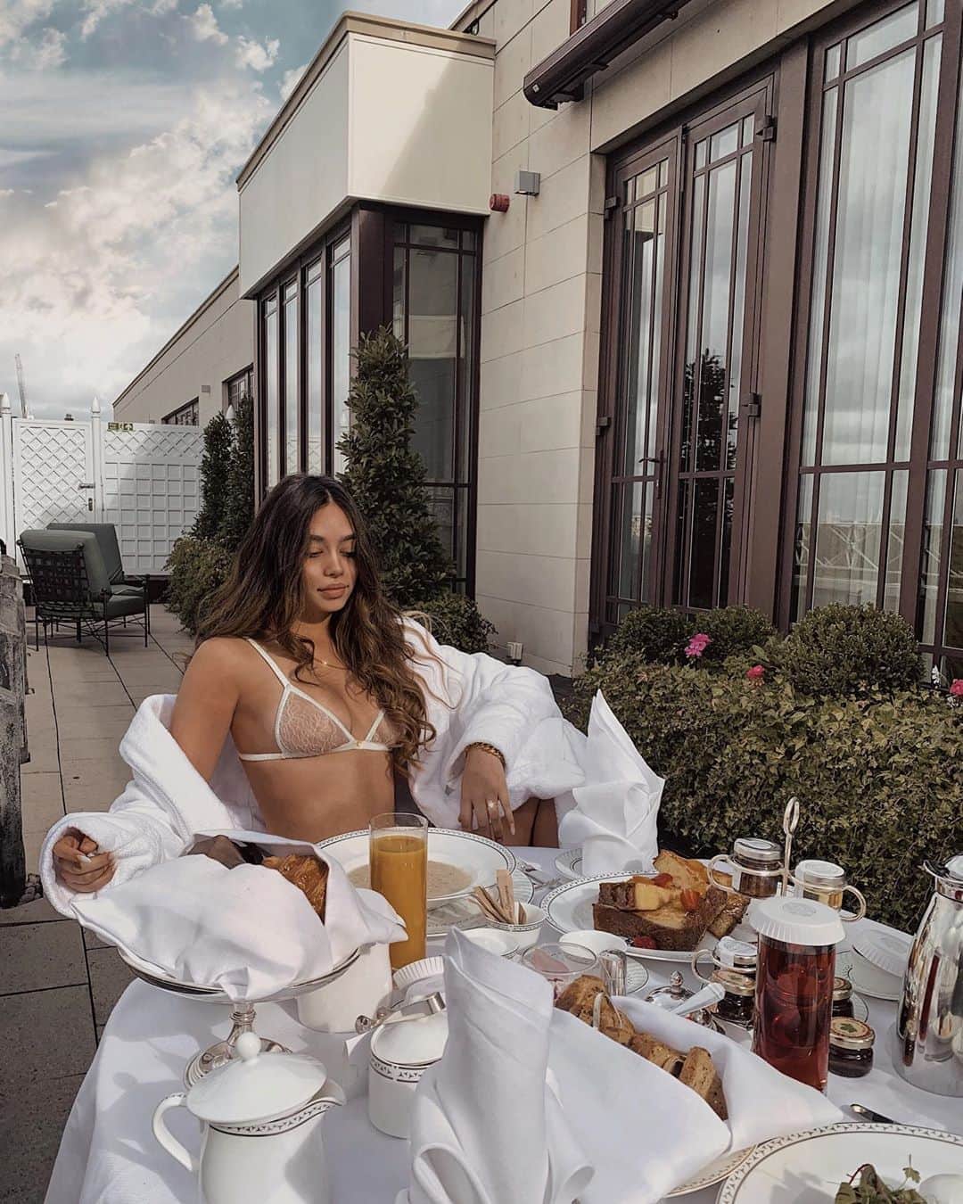 JANICE JOOSTEMAさんのインスタグラム写真 - (JANICE JOOSTEMAInstagram)「My favourite morning is a morning at @thedorchester  Wearing @gooseberryintimates 💕」9月22日 6時55分 - janicejoostemaa