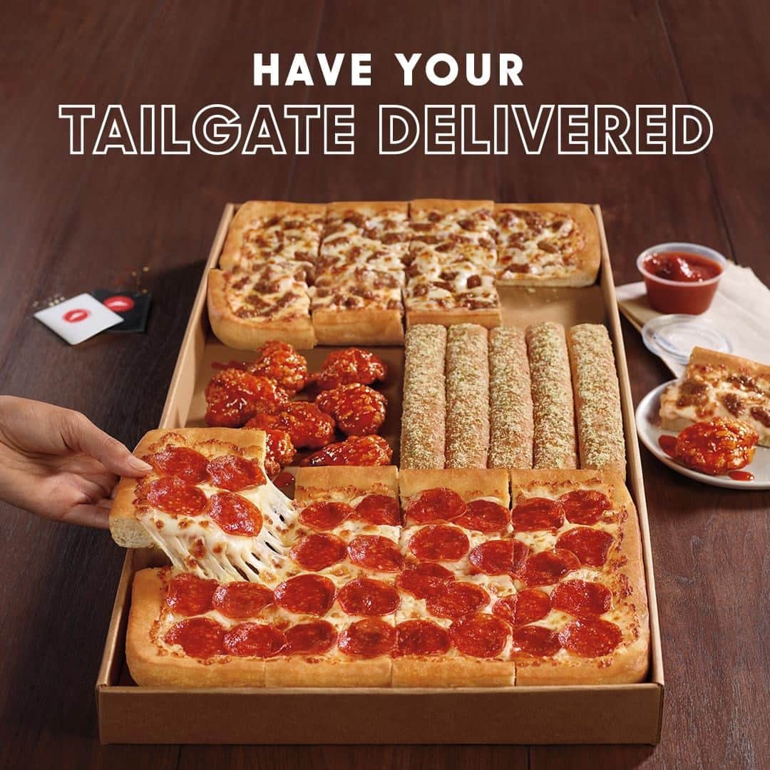 Pizza Hutさんのインスタグラム写真 - (Pizza HutInstagram)「Who’s ready for some #MNF? Tag the home team you're sharing pizza with tonight. 🙌 🏈」9月22日 7時02分 - pizzahut