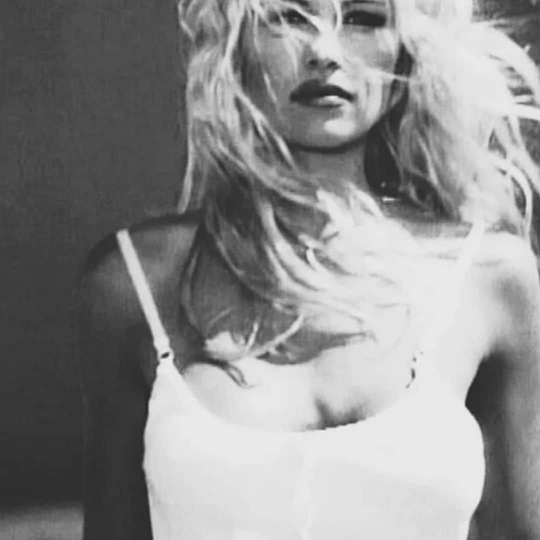 パメラ・アンダーソンのインスタグラム：「Redemption ...🌸 #peacefulwarrior」