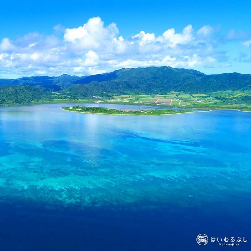 HAIMURUBUSHI はいむるぶしさんのインスタグラム写真 - (HAIMURUBUSHI はいむるぶしInstagram)「小浜島・はいむるぶしから癒しの風景をお届けします。 日本最後の秘境と呼ばれる西表島の山々… その手前の三日月の形をした由布島。 ここにしかない沖縄「水牛車で海を渡る風景を観ることができます」。 #沖縄 #八重山諸島 #西表島 #由布島 #水牛車 #風景 #小浜島 #リゾート #ホテル #はいむるぶし」9月22日 7時06分 - haimurubushi_resorts