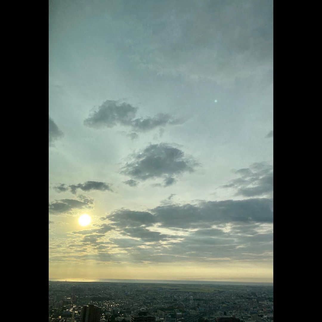 木村拓哉さんのインスタグラム写真 - (木村拓哉Instagram)「﻿ ﻿ 「おはようございます！﻿ ﻿ 優しい朝陽が迎えてくれました。﻿ 今日もお互いに、悔い無く行ったりましょう！👊✨」﻿ ﻿ STAY SAFE！﻿ ﻿ 拓哉﻿ #木村拓哉#TakuyaKimura」9月22日 7時16分 - takuya.kimura_tak