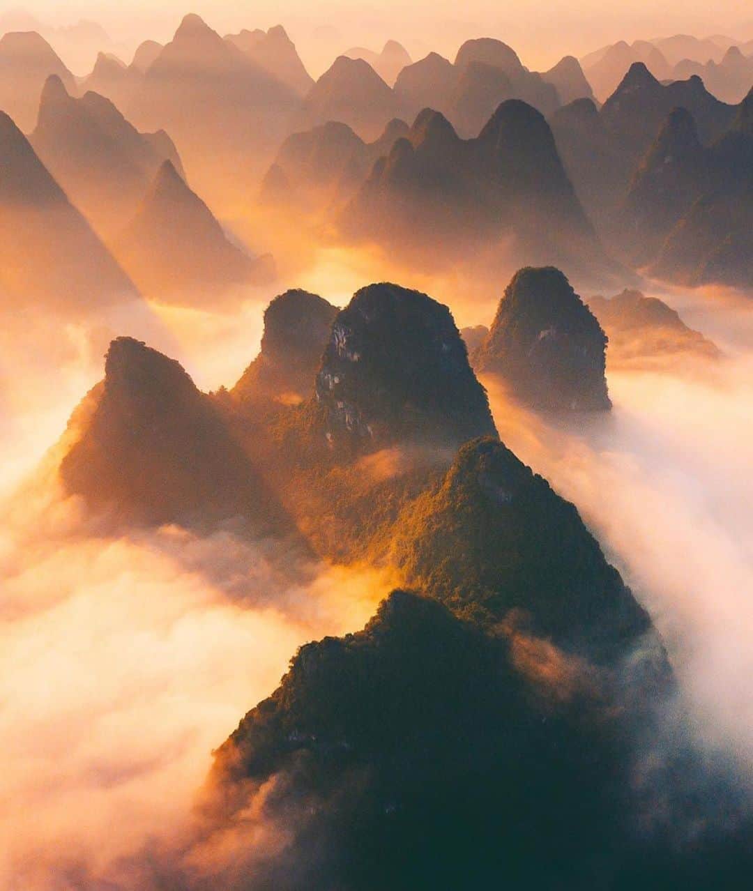 Canon Photographyさんのインスタグラム写真 - (Canon PhotographyInstagram)「Stunning sunset colours over Guilin, China  Photography // @airpixels  Curated by @henry.nathan  #sunset #colours #lightrays #china #guilin」9月22日 7時08分 - cpcollectives