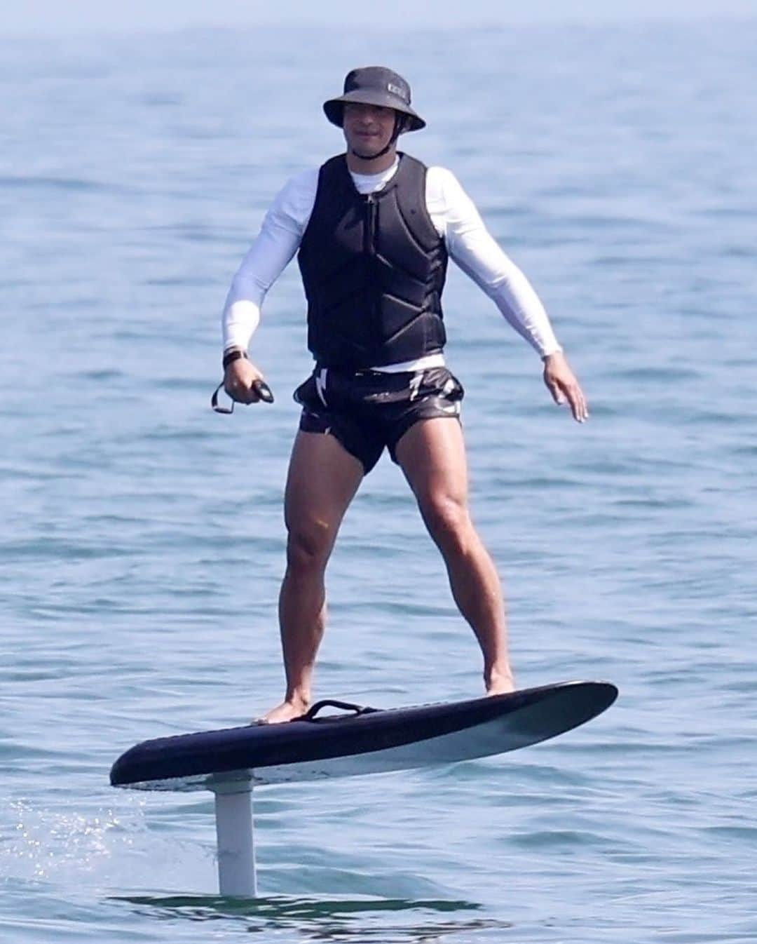 Just Jaredさんのインスタグラム写真 - (Just JaredInstagram)「Orlando Bloom puts his muscular legs on display while riding his cool electric surfboard in Santa Barbara #OrlandoBloom Photos: Backgrid」9月22日 7時11分 - justjared