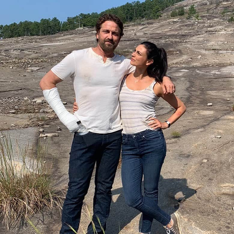 ジェラルド・バトラーのインスタグラム：「I think I know exactly what @morenabaccarin is thinking here - “WHY are men's pockets so much larger than women’s pockets??” 🤣 Throwing it back to set life on #GreenlandMovie. More coming soon!」