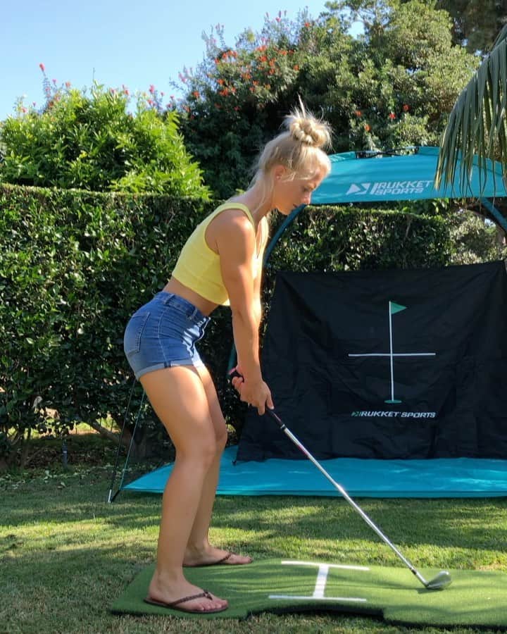 アリサ・ディオミンのインスタグラム：「💛 link in bio for golf nets from @rukket_sports」