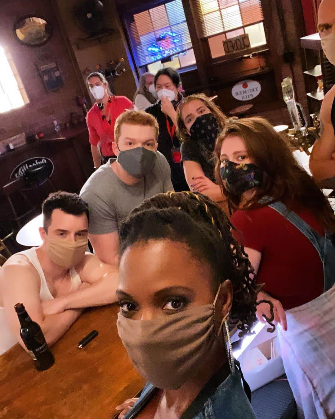 シャノーラ・ハンプトンのインスタグラム：「We be masking! @shameless #Season11 #Ep3! @emmakenney @noelfisher @cameronmonaghan @ekeberlee @stevehowey」