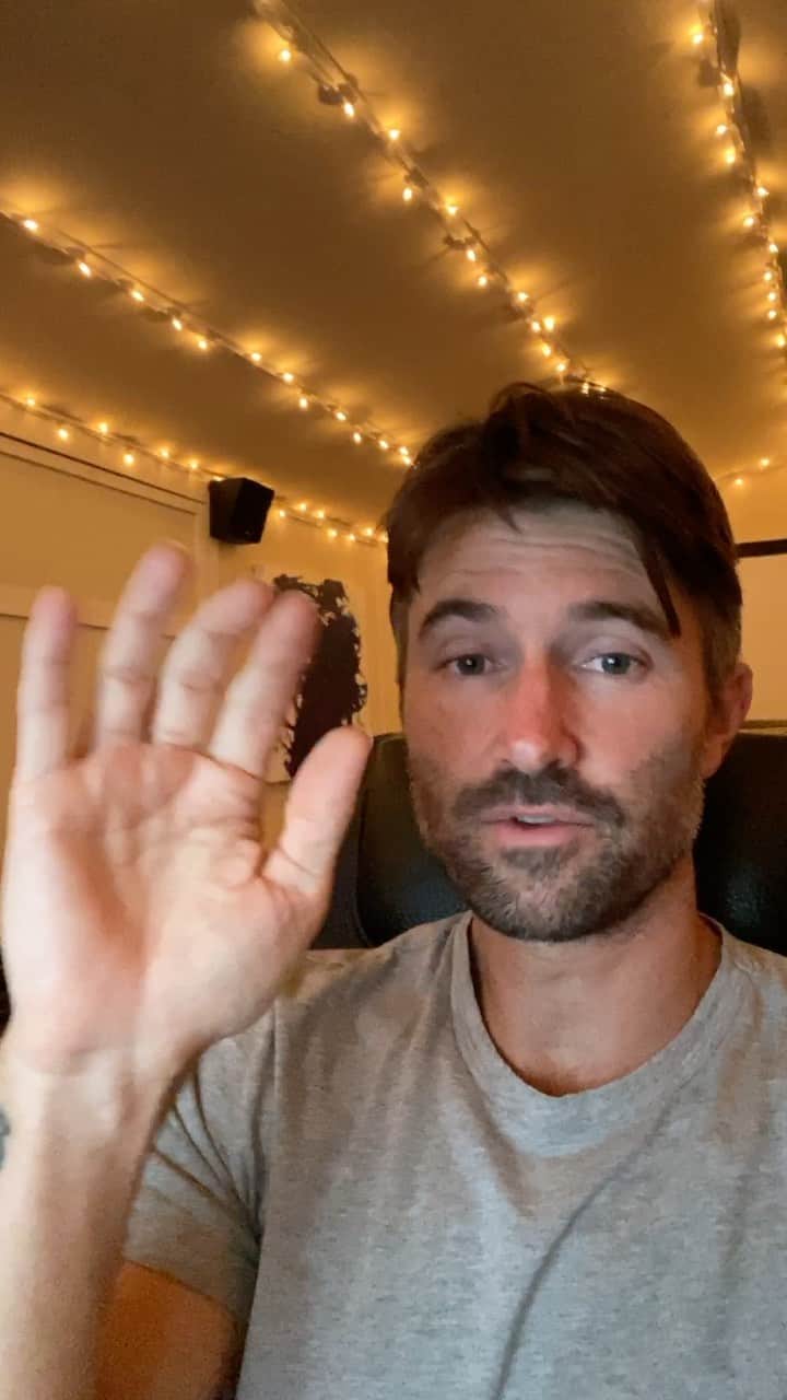 ブランドン・ジェンナーのインスタグラム：「Today, talking a bit about the first song on the record called Back on My Feet. 🦶🏻 🤙🏼」