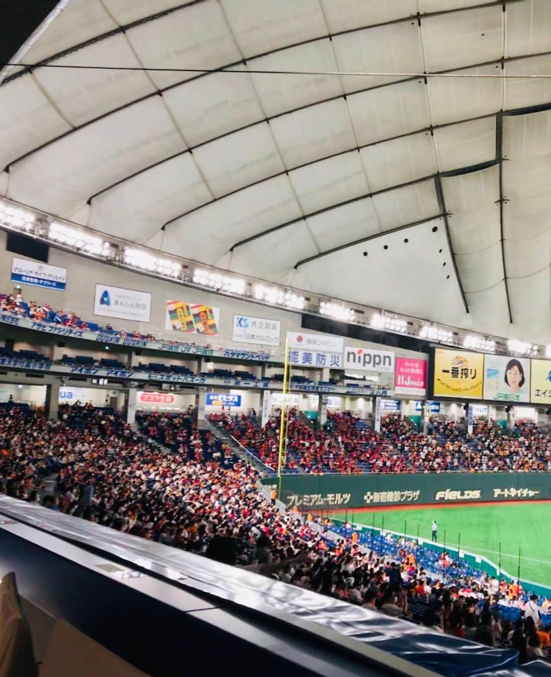 佐藤由季さんのインスタグラム写真 - (佐藤由季Instagram)「１７１９３人👏👏👏 の東京ドーム、全然違いました🥺 この景色、この空気、この雰囲気、、、 鳥肌が立ちました🥺 やっと来られたという感動や 来られない方の分の想いも背負った皆さんが 懸命に送る眼差しと拍手はやはり熱かった！ そしてその作り出す空気で見事な快勝🙌 何から振り返ろう…⚾️ 今日はどんな展開を予想しよう…⚾️ 続きは#日テレジータス #giantsPP  14:00〜巨人練習中「直生」 17:00〜GIANTSプレゲームショー にて分かち合いましょう🧡 ちなみに昨日は久しぶりの多くのファンの 皆さんの中で私も気付いて貰えるか心配で… ついつい応援グッズも大渋滞😂笑 #東京ドーム  #入場制限緩和  #上限19000人  #一歩一歩  #熱気  #景色  #拍手  #全然違った 🥺 #感動  #withfans  #直生  #プレゲームショー  #場内リポート  #フリーアナウンサー  #佐藤由季  #キモノット  #壺マラカス  #指シャーク  #応援グッズ  #フル装備」9月22日 7時42分 - yukisato0710