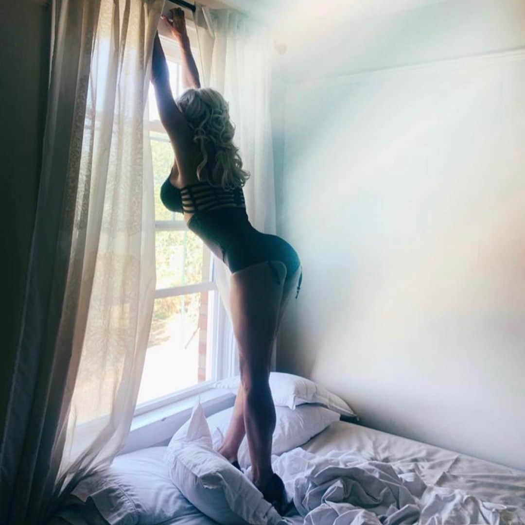 パメラ・アンダーソンのインスタグラム：「🌸」