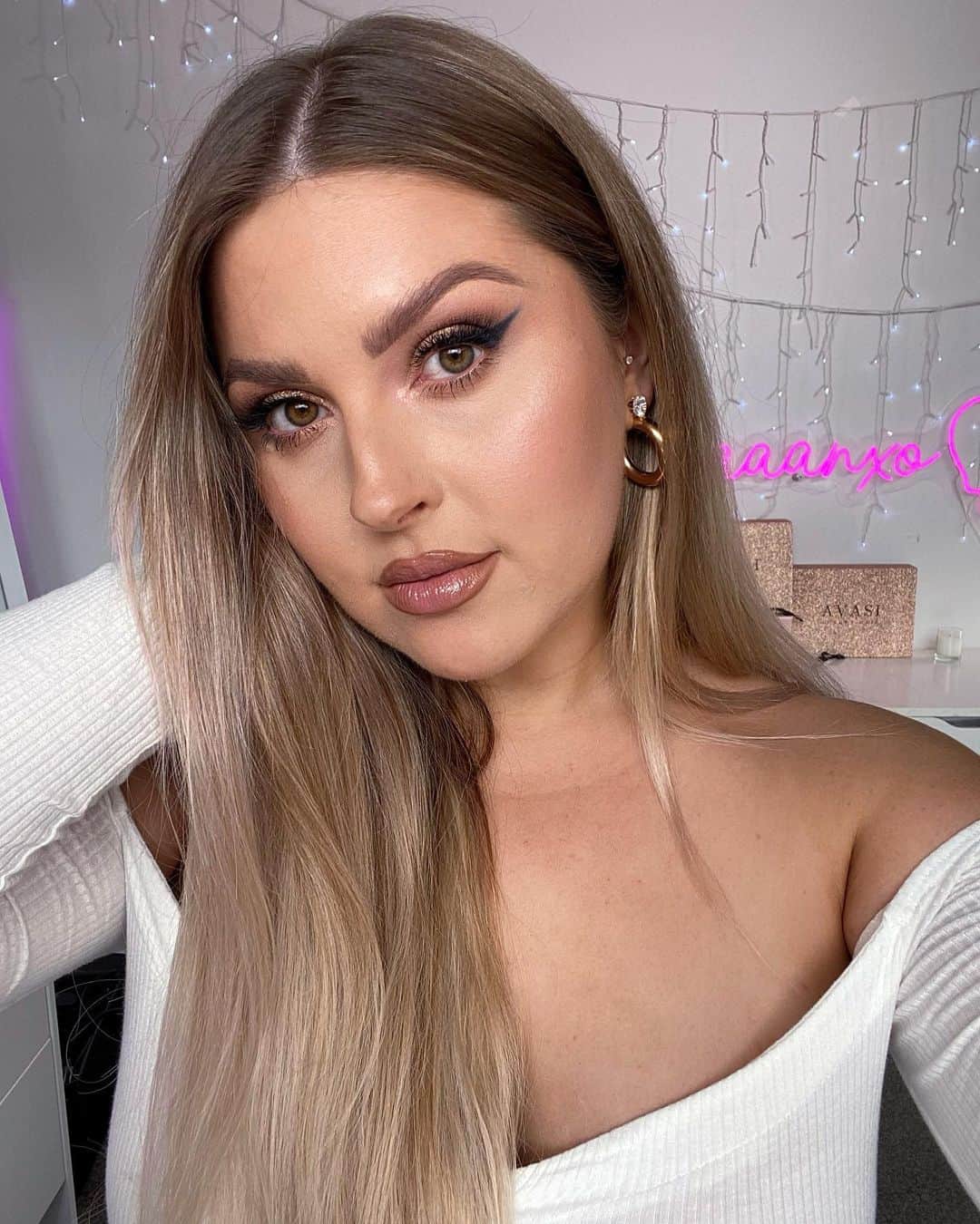 Shannonのインスタグラム：「Love a simple makeup look... 💞 paired this with a smoky navy shadow liner to make it a bit more interesting 😂 honest review and tutorial now up on the @kyliecosmetics sailor collection! 💓 I’m gonna give some makeup to someone who comments on that video today so head over and leave your instagram or twitter handle in a cute comment 🥰👀 https://youtu.be/2RxbYwanjOc」