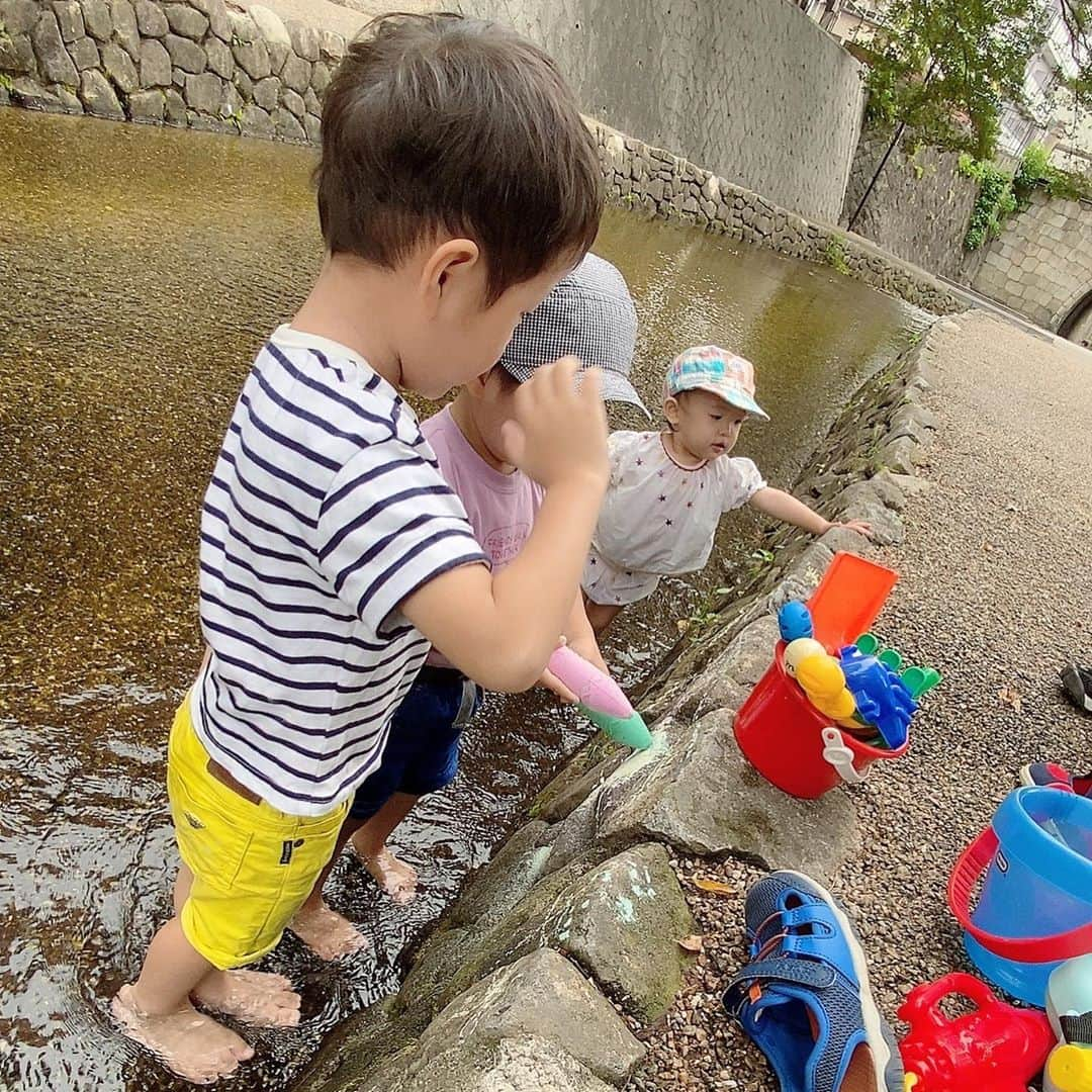 澤野井香里さんのインスタグラム写真 - (澤野井香里Instagram)「幼稚園の大好きなお友達と#川遊び (o^^o)♪﻿ ﻿ 水鉄砲🔫に、石渡り、石にチョークでお絵描きしたり、仲良く走りまわったり、公園砂場でケンカしたり🤣﻿ Mも後ろからお兄ちゃんたちを追いかけてて真似っこ♪﻿ ﻿ だんだん涼しく秋めいてきたので川遊びもそろそろ最後かな。。。﻿ 一緒に水遊びする時によく使ってた　@valzer_official のサンダル＾＾✨﻿ ﻿ 4歳になって友達とたくさんおしゃべりしながら一緒に遊べるようになってきて、眺めてるのが面白い🥰﻿ ﻿ #ks_20✨ #ks_kyoto✨ #川遊び　#京都 #S⭐️_ #M🍒_ #s⭐️m🍒」9月22日 7時49分 - kaori_sawanoi