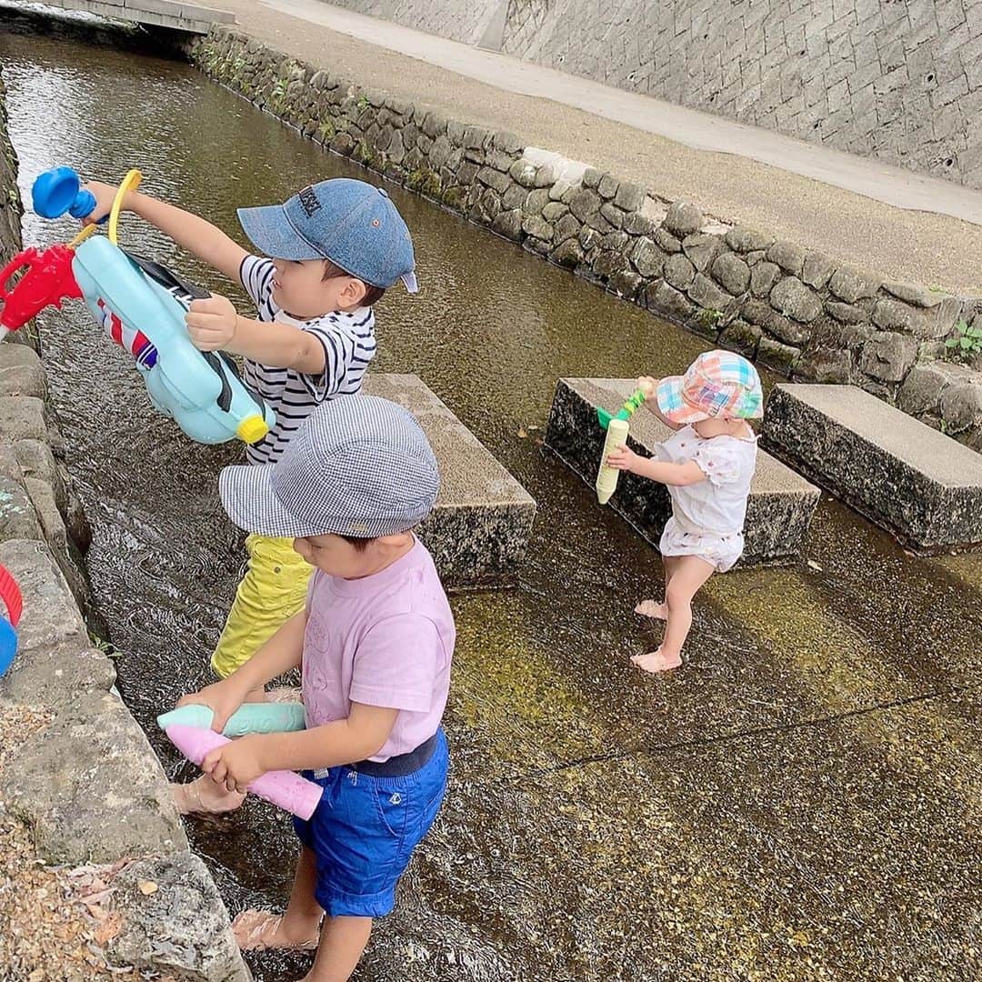 のインスタグラム：「幼稚園の大好きなお友達と#川遊び (o^^o)♪﻿ ﻿ 水鉄砲🔫に、石渡り、石にチョークでお絵描きしたり、仲良く走りまわったり、公園砂場でケンカしたり🤣﻿ Mも後ろからお兄ちゃんたちを追いかけてて真似っこ♪﻿ ﻿ だんだん涼しく秋めいてきたので川遊びもそろそろ最後かな。。。﻿ 一緒に水遊びする時によく使ってた　@valzer_official のサンダル＾＾✨﻿ ﻿ 4歳になって友達とたくさんおしゃべりしながら一緒に遊べるようになってきて、眺めてるのが面白い🥰﻿ ﻿ #ks_20✨ #ks_kyoto✨ #川遊び　#京都 #S⭐️_ #M🍒_ #s⭐️m🍒」
