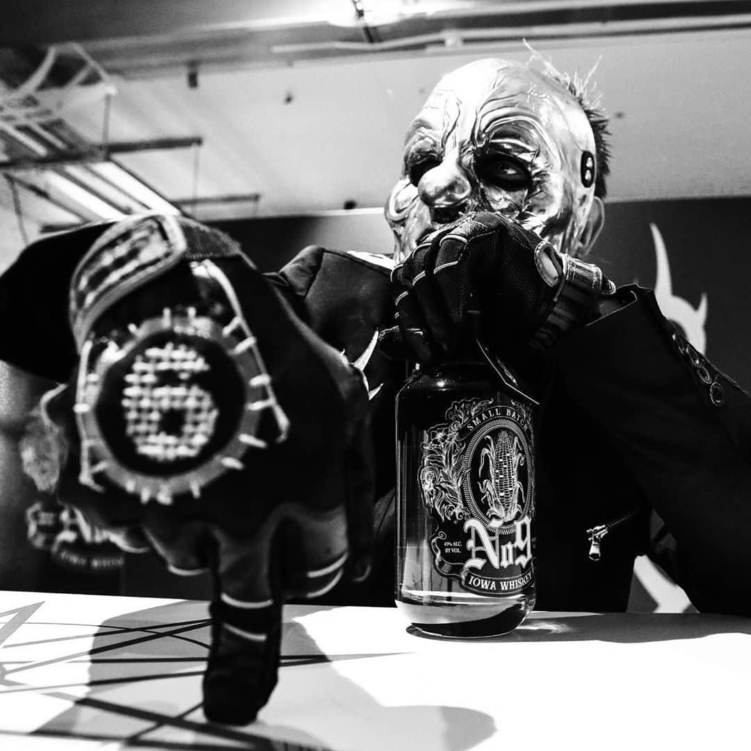 Slipknotさんのインスタグラム写真 - (SlipknotInstagram)「Don’t miss our exclusive @SlipknotWhiskey Bottle Signing with clown this Thursday, September 24 at 3pm ET / Noon PT. This event is ONLINE ONLY and clown will be signing every bottle that’s ordered. Quantities are limited. Pre-order your autographed bottle now and tune-in at roselleparkwines.com. Click the link in our bio.」9月22日 7時50分 - slipknot