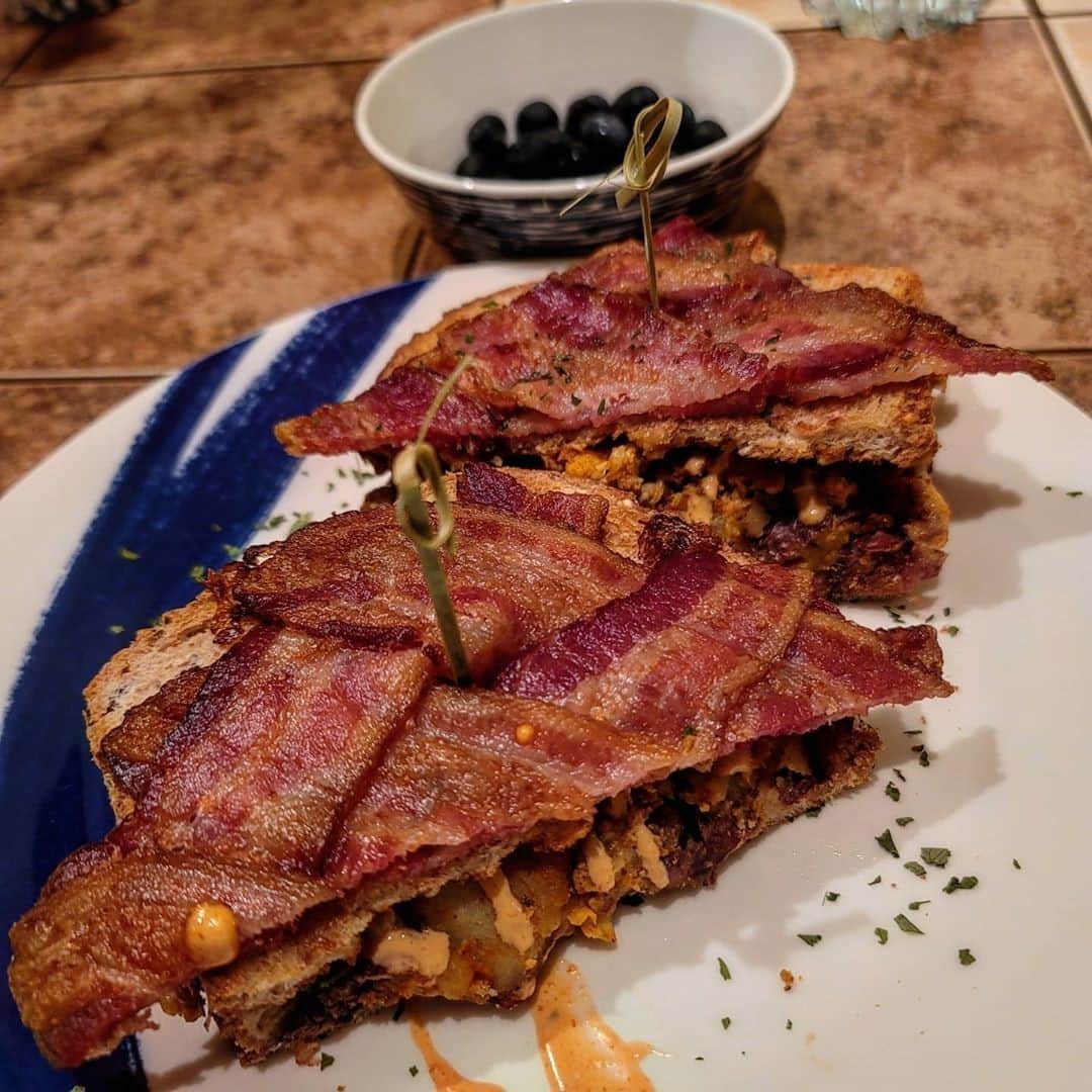 Flavorgod Seasoningsさんのインスタグラム写真 - (Flavorgod SeasoningsInstagram)「Chorizo and Egg Sando with potatoes, cheese, spicy mayo and finally topped with a bacon weave! 🤯🤯🤯🤤⁠ -⁠ By Customer: @roarbertoe⁠ -⁠ Add delicious flavors to your meals!⬇️⁠ Click link in the bio -> @flavorgod  www.flavorgod.com⁠ -⁠ -⁠ Flavor God Seasonings are:⁠ ➡ZERO CALORIES PER SERVING⁠ ➡MADE FRESH⁠ ➡MADE LOCALLY IN US⁠ ➡FREE GIFTS AT CHECKOUT⁠ ➡GLUTEN FREE⁠ ➡#PALEO & #KETO FRIENDLY⁠ -⁠ #food #foodie #flavorgod #seasonings #glutenfree #mealprep #seasonings #breakfast #lunch #dinner #yummy #delicious #foodporn」9月22日 8時01分 - flavorgod