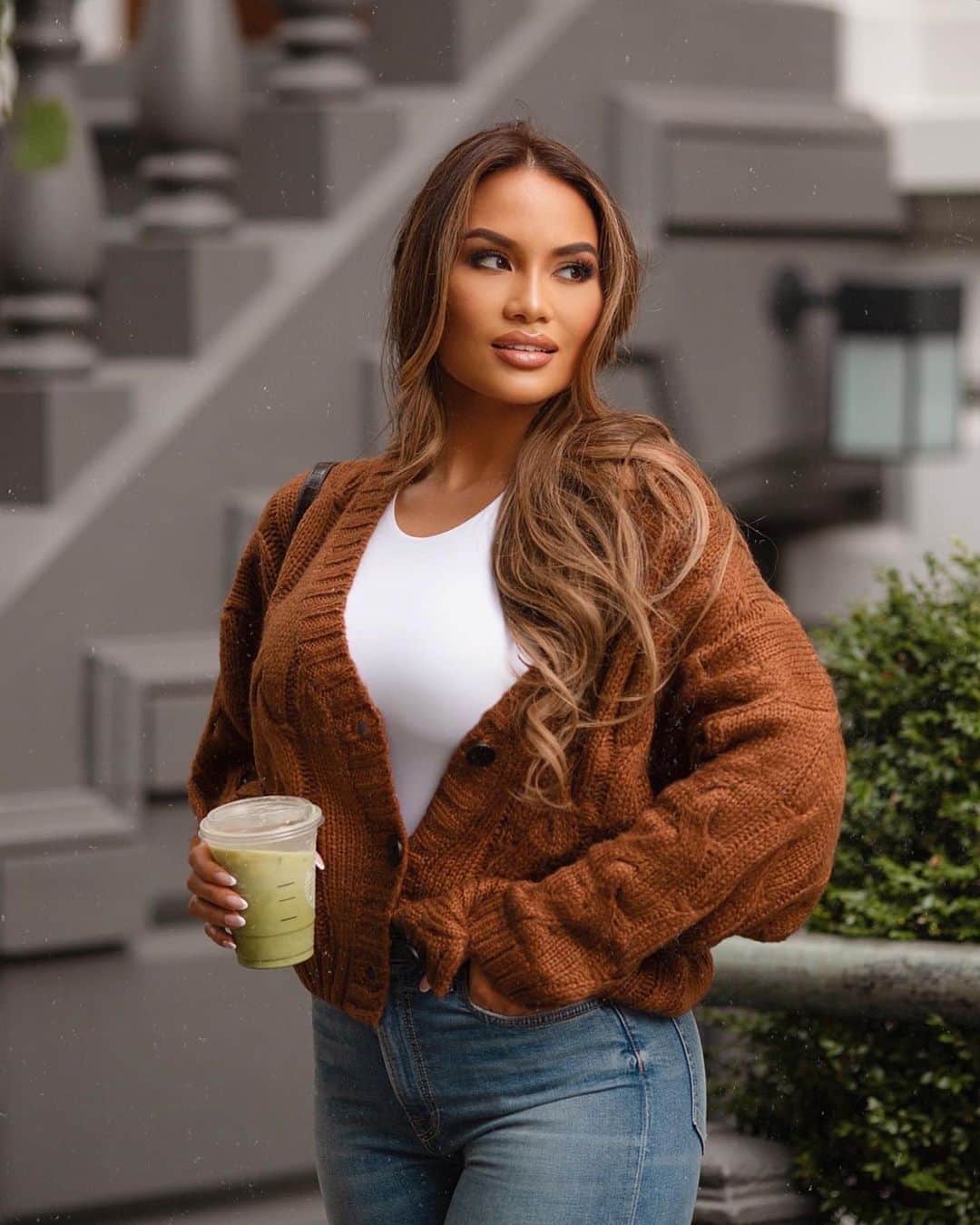 ダフネ・ジョイのインスタグラム：「It’s a @fashionnova comfy cardigan sweater day for sure! I am seriously not ready for this East Coast weather 😩 Felt a little chill and was shook! Here we goooo! Fashionnovapartner」