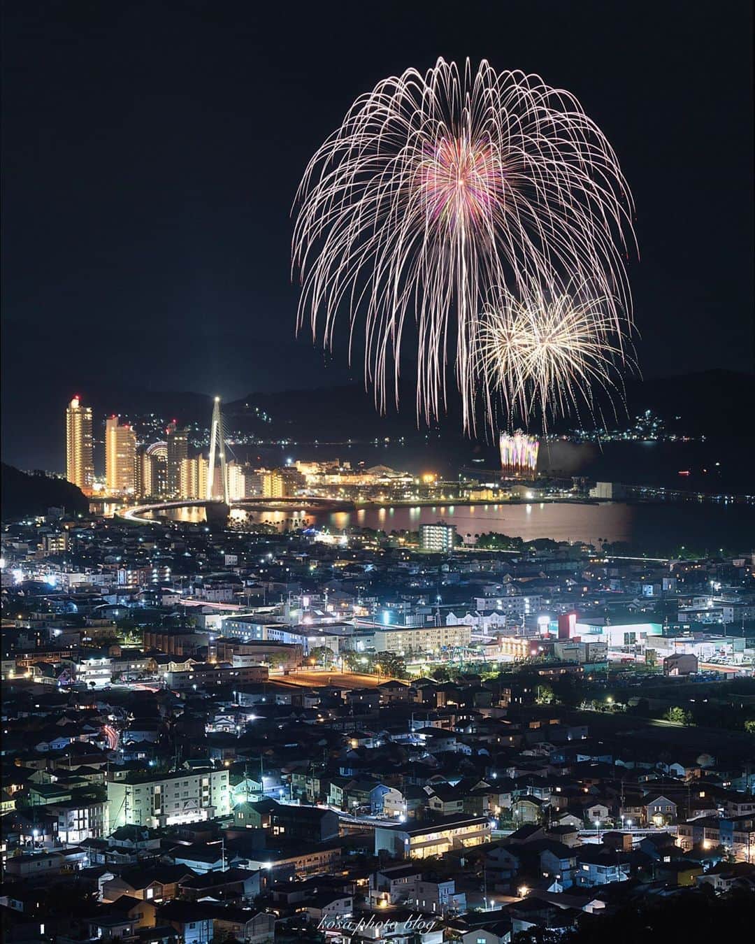 コサさんのインスタグラム写真 コサinstagram わがまち和歌山 俯瞰から和歌山市の街をメインに撮影 やっぱり尺玉の迫力は半端ない 元気をいっぱい頂きました 実は和歌山マリーナシティの花火は 出来る限り同じ場所から撮らないと自分のルールで決めています
