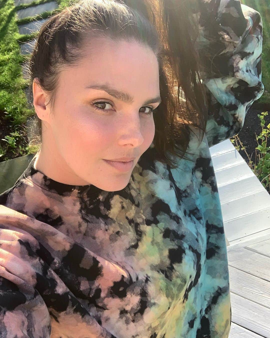 キャンディス・ハフィーンのインスタグラム：「Magic hour schedule may be changing, sweatsuit uniform is not. 💪😉」