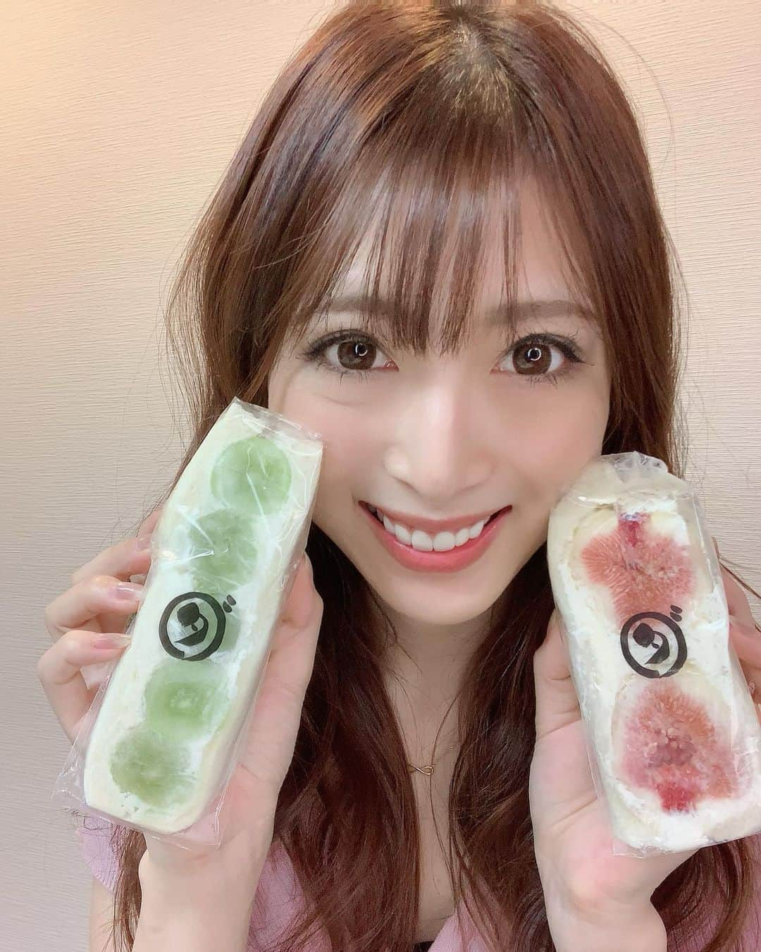 宇野栞菜（阿部栞菜）さんのインスタグラム写真 - (宇野栞菜（阿部栞菜）Instagram)「おはよーーん٩(*´꒳`*)۶  美味しいーーーー😋❤️❤️ 好吃ーー❤️❤️  #おはようコール #美味しい #好吃 #フルーツサンド #ダイワ #ダイワスーパー #イチヂク #シャインマスカット #フルーツ大好き #フルーツ女子 #中目黒グルメ」9月22日 8時03分 - kanna_uno