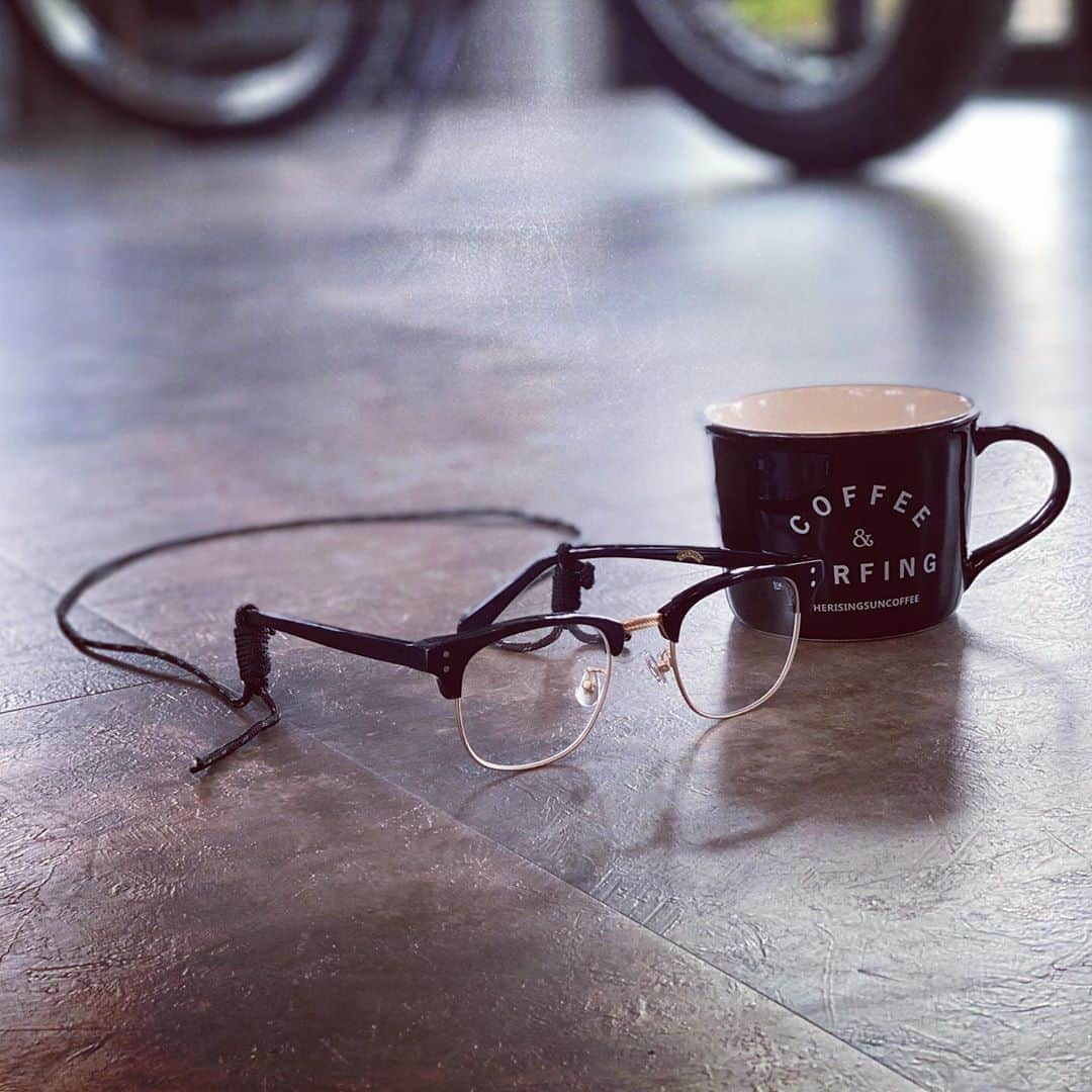 坂口憲二（THE RISING SUN COFFEE）さんのインスタグラム写真 - (坂口憲二（THE RISING SUN COFFEE）Instagram)「◆GOOD MORNING COFFEE‼︎◆  GLASSES// @bluco.inc_official   GLASSCORD// @ryotostagram2   MUG// @therisingsuncoffee × @shige_lazyboyskill   .  #coffee #coffeebeans  #coffeeroaster  #coffeelab  #coffeeandsurfing  #coffeetime  #coffeelover  #coffeebreak  #coffeeshop  #coffeestand  #coffeeholic  #coffeehouse  #coffee_inst  #coffeemaker  #coffeeshops  #coffeecoffeecoffee  #coffeenclothes  #coffeeaddict  #coffeeculture  #coffeemorning  #coffeemag #specialitycoffee  #glass #glasscord  #mug #TRSC」9月22日 8時07分 - therisingsuncoffee