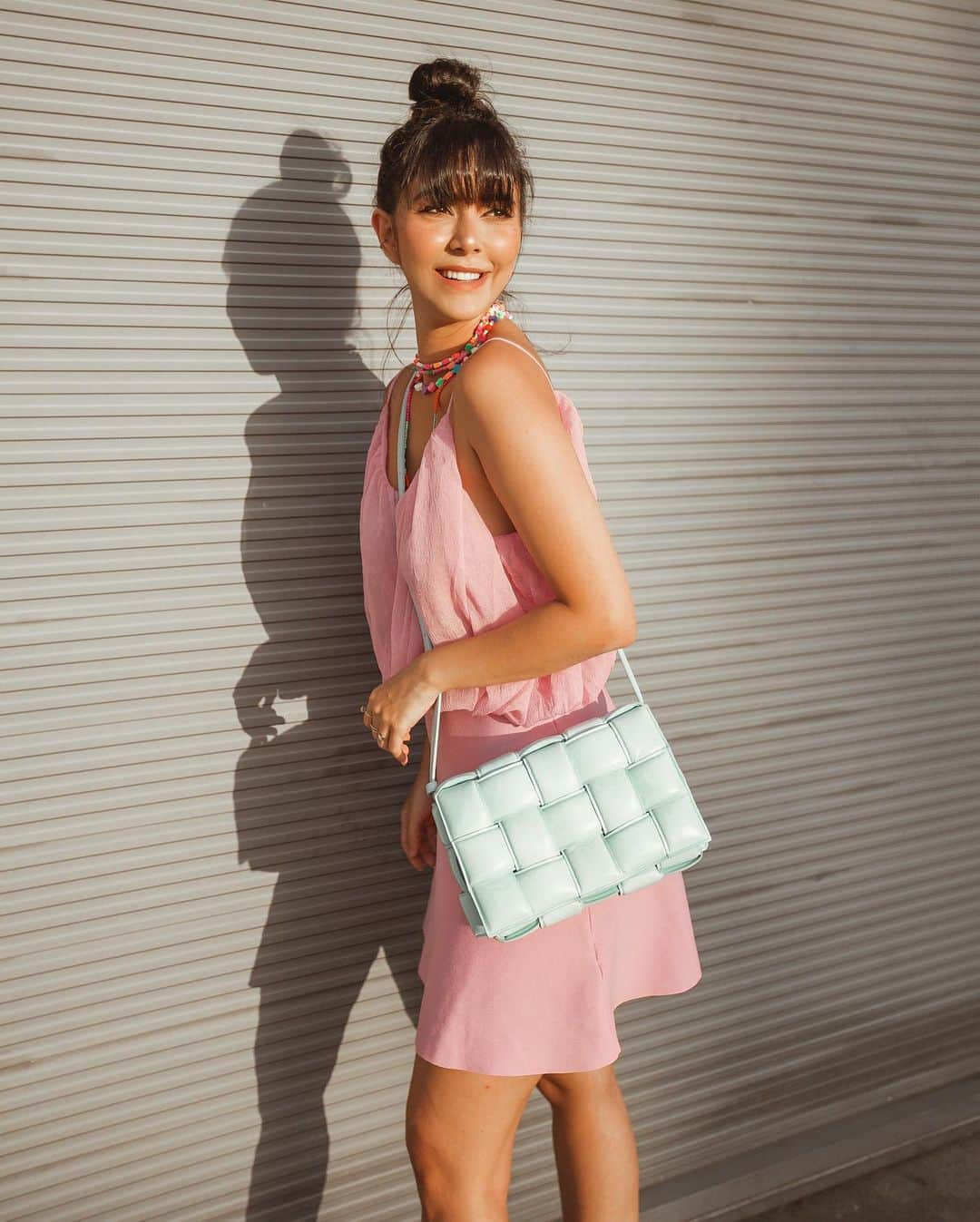 Gabriela Salesさんのインスタグラム写真 - (Gabriela SalesInstagram)「Ela inaugura a bolsinha delah! Finalmente minha cassette azul da Bottega veio parar em meus braços kkkk. Tudo graças ao @etiquetaunica , maior second hand de luxo do Brasil, piscininhas de bolsas e sapatos lindos!!! Eles têm uma equipe especializada que faz a autenticação de todas as peças! Estou pensando até em vender alguns itens lá!! Vale super a pena conferir o site deles que, aliás, envia pra todo Brasil!! ❤️❤️❤️ *publi」9月22日 8時17分 - ricademarre