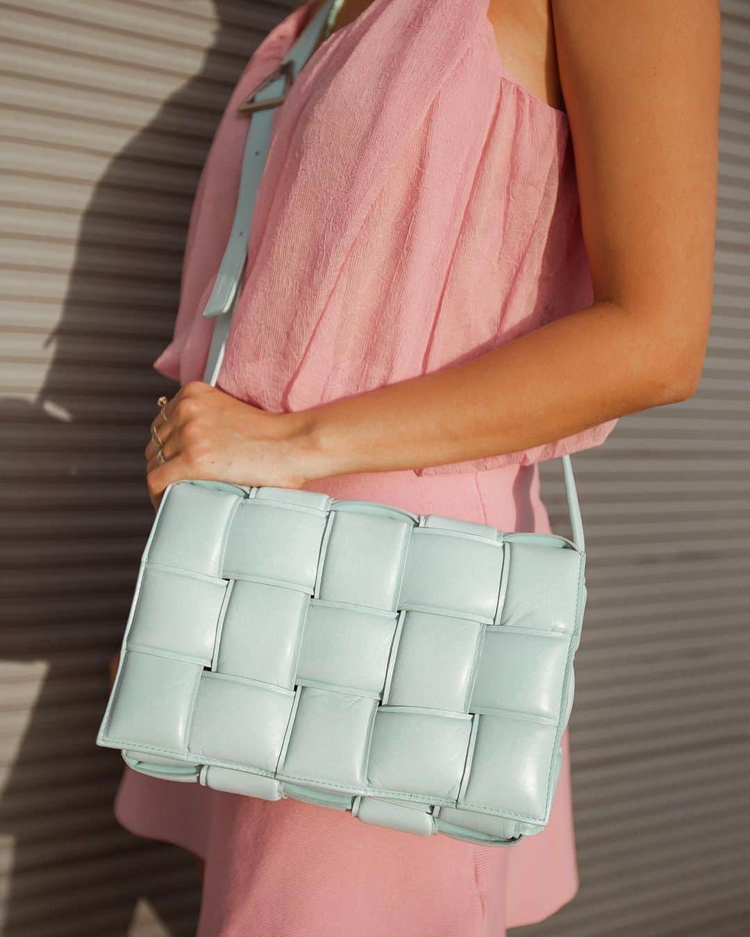 Gabriela Salesさんのインスタグラム写真 - (Gabriela SalesInstagram)「Ela inaugura a bolsinha delah! Finalmente minha cassette azul da Bottega veio parar em meus braços kkkk. Tudo graças ao @etiquetaunica , maior second hand de luxo do Brasil, piscininhas de bolsas e sapatos lindos!!! Eles têm uma equipe especializada que faz a autenticação de todas as peças! Estou pensando até em vender alguns itens lá!! Vale super a pena conferir o site deles que, aliás, envia pra todo Brasil!! ❤️❤️❤️ *publi」9月22日 8時17分 - ricademarre