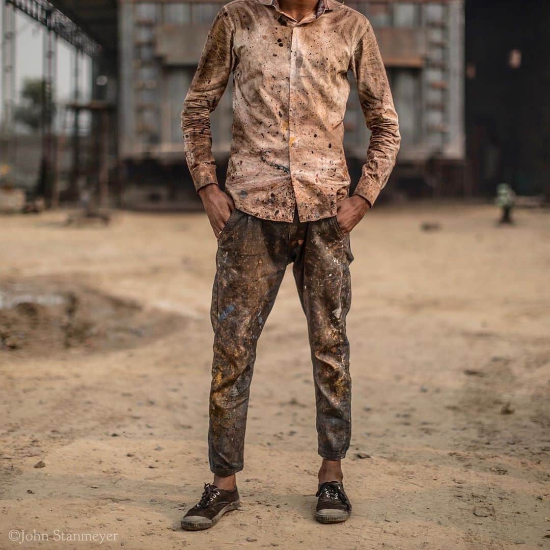 のインスタグラム：「We were eating at a roadside dhaba somewhere south of Amritsar, taking lunch while traveling towards Mari Mustafa. Dearly enjoying a most delicious plate of paneer butter masala (it’s my favorite Indian dish), two young men came walking out of nowhere along the road. Both were wearing clothing splattered by paint most beautifully. Before they vanished into a factory, I asked if I may take their portraits. The painters of Punjab were elated and surprised why I was so excited by their work clothing. With my face smeared in paneer, I told them I have clothes like theirs, and I do…especially these days after painting the porch pink, purple and red:) ⠀⠀⠀⠀⠀⠀⠀ India’s Daunting Challenge: There’s Water Everywhere, And Nowhere - Chapter 8 of the @outofedenwalk, my latest story last months (August 2020) @natgeo magazine. ⠀⠀⠀⠀⠀⠀⠀ #portrait #paintersofpunjab #painters #clothing #paintcovered #punjab #india @natgeo @outofedenwalk #walkingindia #edenwalk」