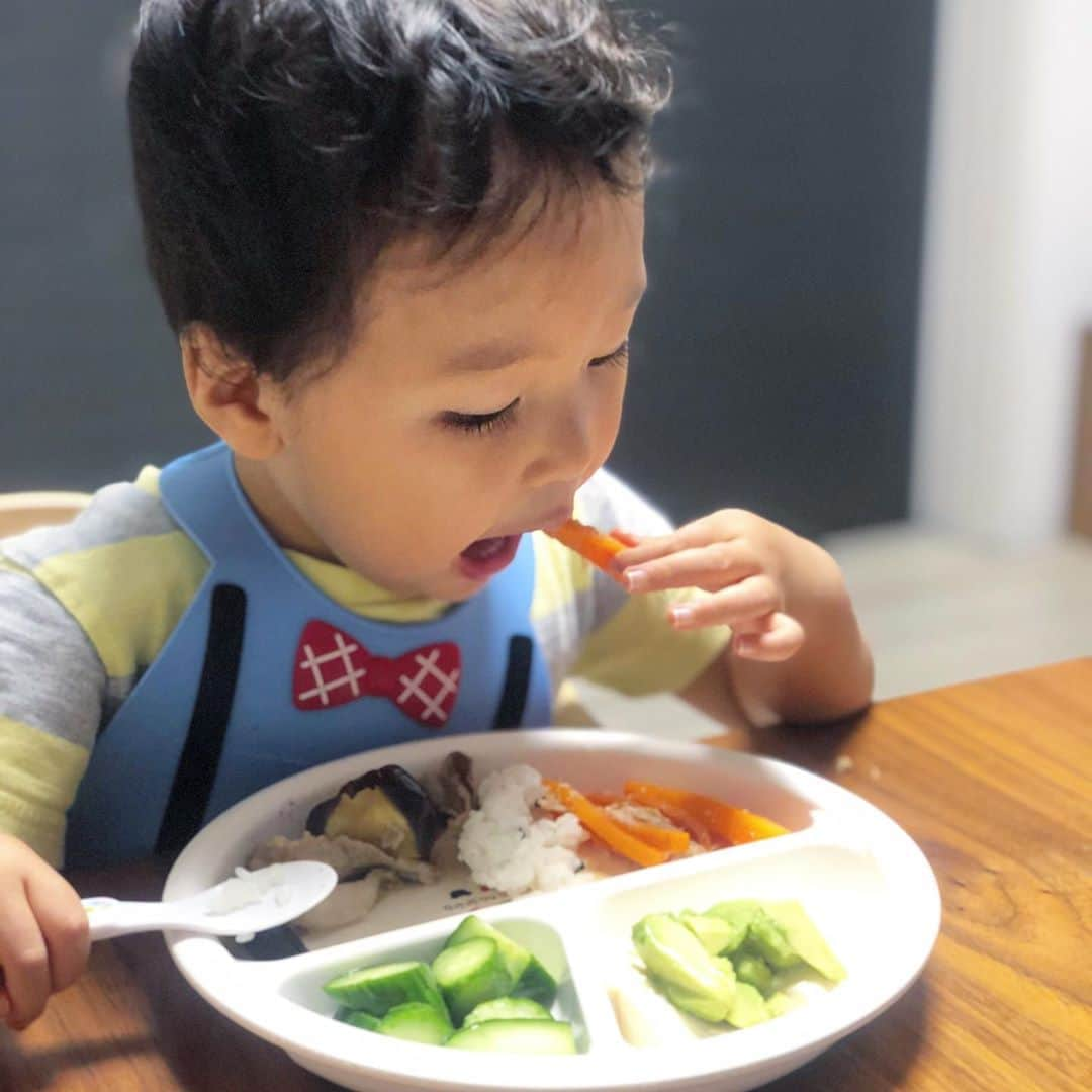 菅野広恵さんのインスタグラム写真 - (菅野広恵Instagram)「＊＊＊﻿ 【2歳10カ月の息子の食事について】﻿ 保育園でも、完食＋おかわりと昔から毎回書かれている食べっぷりな息子w﻿ ﻿ 園の先生からごはん中におかわりのエピソードを聞いて笑っちゃったのが、﻿ 「お汁だけください」﻿ と言ったみたいで🤣﻿ ﻿ おもしろい所で意外とこだわる所があるみたいで、確かにその言葉言うなと思い笑っちゃいましたww﻿ ﻿ ﻿ 最近自分でお片付けもしてくれるようになり、﻿食べ終わった物をまとめて重ねて、私が台所にいたらそこまで持ってきてくれ、キュンとするママなのでした♡﻿ ﻿ 家でイラつく事があっても、こういう息子の事を思い返せば、心穏やかにいれるなと思いました^ ^w﻿ ﻿ ﻿ #2歳　#2歳10ヶ月  #男の子ママ　#子育て　#子育て中　#子育て日記  #子育て記録  #子育てあるある  #子育て奮闘中  #育児　#育児中　#育児記録  #育児あるある  #働くママ  #ワーママ  #ワーママあるある  #mamagirl #ママリ　#新幹線が好き  #息子の成長　#子育てママ　#2歳児ごはん　#幼児食　#こどもごはん　#こどものいる暮らし  #こどもと暮らす  #子供に食べさせたい」9月22日 8時21分 - hiroesugano