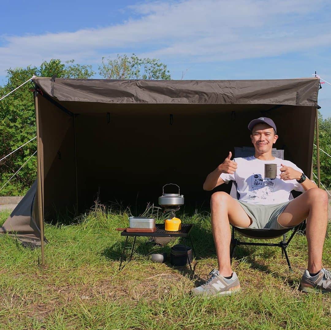 ビートないとーのインスタグラム：「本日18時に動画をアップします⤴️  「漢の憧れ」パップテント⛺️  先日、購入した @tentmark2011 の炎幕DXの試し張りをしてみました⛺️✨  悪戦苦闘の末、YouTube で簡単に綺麗に張る方法を見つけました😂  デザイン、品質、サイズ感、とても気に入っています🙏✨  ついでに、メスティンでバナナパンケーキ🍌を作りました✌️」