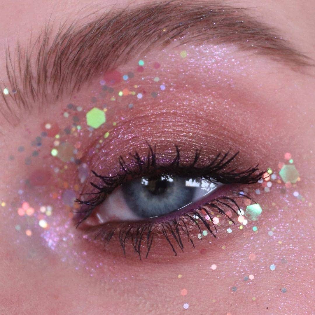 NYX Cosmeticsさんのインスタグラム写真 - (NYX CosmeticsInstagram)「Only wearing #euphoriamakeup from now on, sorry 💁‍♀️💎 @pinkishpiendel completes this gorgeous, glittery #EOTD with our Control Freak Eyebrow Gel + HD Concealer Wand 💫 • #nyxcosmetics #nyxprofessionalmakeup #crueltyfreebeauty」9月22日 8時29分 - nyxcosmetics