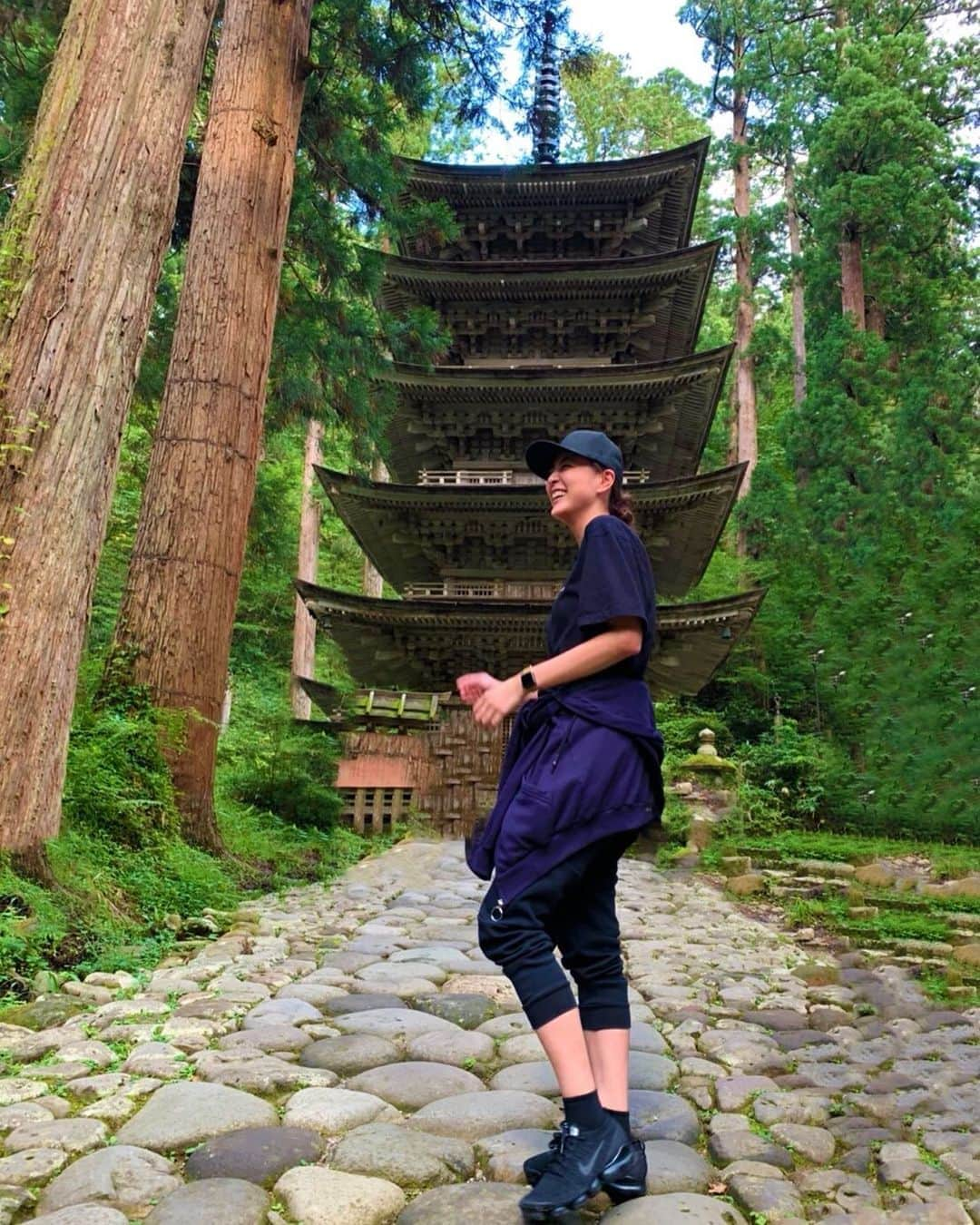 源崎トモエさんのインスタグラム写真 - (源崎トモエInstagram)「山形旅行に行って来たよ〜🍒 このあと2246段の階段登って笑えないくらいしんどかった🤦🏼‍♀️ 体力の衰えを実感した笑 いいトレーニングになったな〜💪🏼 . #山形県 #山形 #山形旅行 #山形観光 #羽黒山 #羽黒山五重塔 #国宝 #パワースポット」9月22日 8時30分 - ggeenn1119