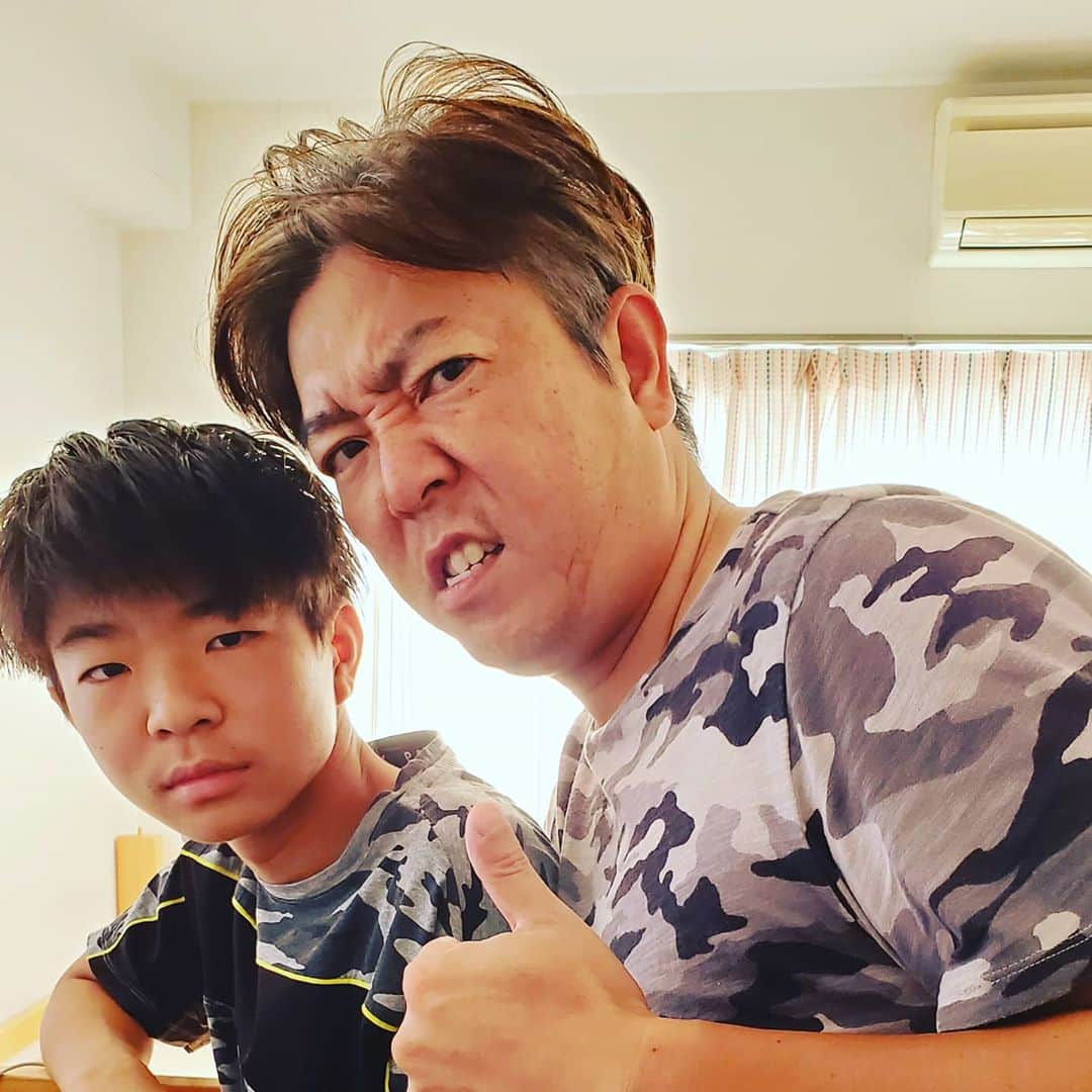 竹内弘一さんのインスタグラム写真 - (竹内弘一Instagram)「#寝起き #カモフラ親子 #中２長男  大きなったなあ、、  そりゃ親父が歳とるはずだわ。」9月22日 8時31分 - takeuchi_koichi