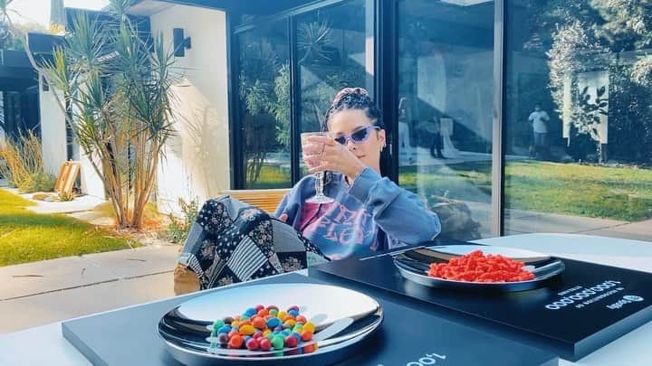 Halseyのインスタグラム：「2 outta 3 of my billion plaques received. Check mate @champagnepapi 😛 thank you @spotify 🥂」