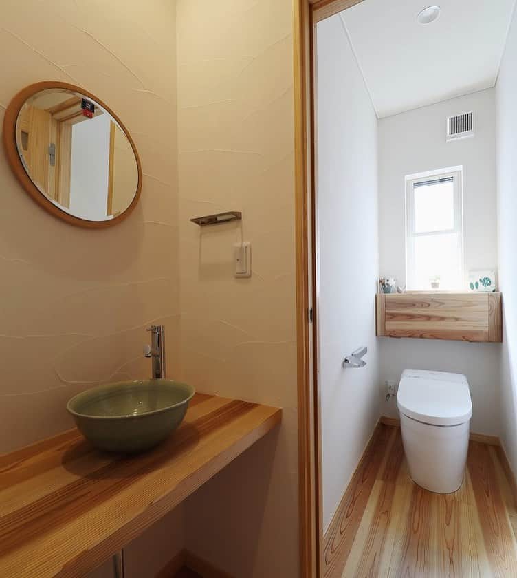 株式会社アート・宙さんのインスタグラム写真 - (株式会社アート・宙Instagram)「すっきりとシンプルなトイレ。  ちょっとした飾り棚としても使える造作の収納を設けることで、シンプルながらも殺風景にならないトイレに。  トイレのそばには手洗いスペースをつくることで衛生的にも安心です。 丸い鏡がアクセント。   ・ ----- more … @artsora.hp ----- ・  #三重 で #注文住宅 を建てる #工務店 #アート宙  #無垢材 #自然素材 #家づくり #木の家  #暮らし #建築 #設計 #ライフスタイル #間取り #デザイン #家 #施工事例 #一戸建て #住宅 #新築注文住宅 #リフォーム #インテリア #モデルハウス #あーとそら #自由設計 #トイレ #マイホーム #住まい #手洗いボウル #梁のある家  #新築住宅」9月22日 8時47分 - artsora.hp