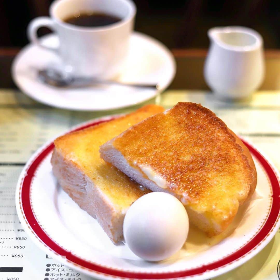 きょん。さんのインスタグラム写真 - (きょん。Instagram)「.  .  自家焙煎喫茶インパルス  創業当時のことは 全くわからないけど、 きっと 創業当時と 大きくは変わらないんだろうな、と 店内を見渡して感じました。  厚みたっぷりの トーストに染み込んだ バターの塩気が 朝珈琲によく合います☕︎  #自家焙煎喫茶インパルス#kyoto #インパルス#breakfast#coffee」9月22日 8時53分 - kyon_tokiiro