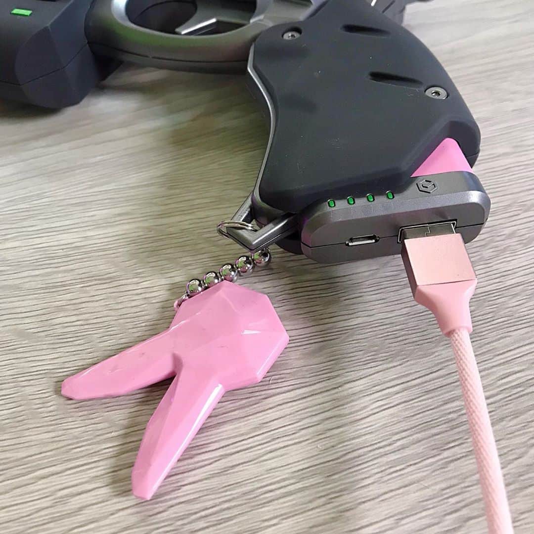 Nadya Antonさんのインスタグラム写真 - (Nadya AntonInstagram)「✨NERF THIS✨ This is how I charge my phone.   #pinkaesthetic #pinkvibes #gamergirl #overwatch #pink #gamerlife」9月22日 8時54分 - nadyasonika