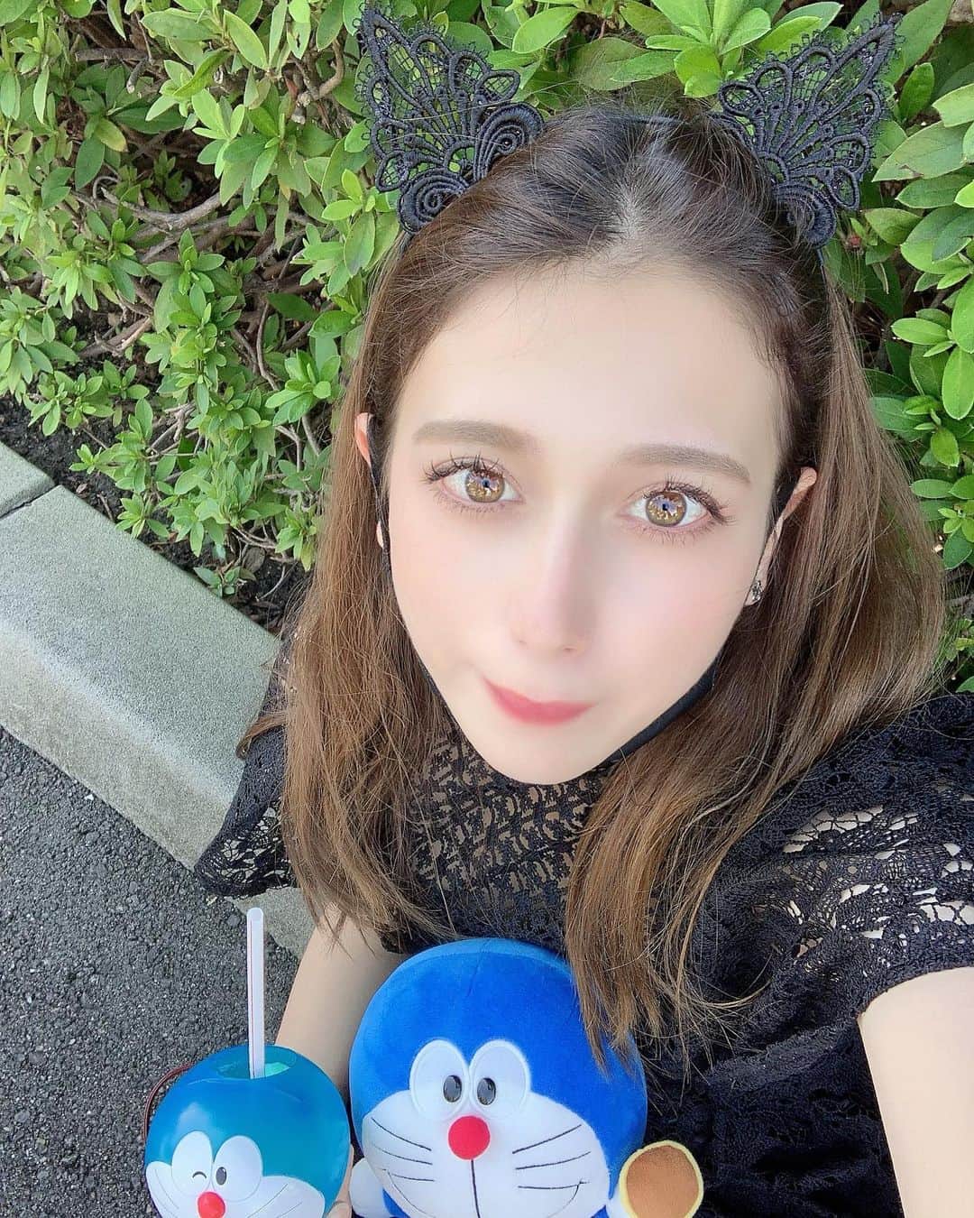 のインスタグラム：「. 去年の誕生日は有給もらってドラえもんの博物館🎊 . 今年はUSJとドラえもんのコラボに行きたくて、誕生日には1ヶ月くらい早いけどタイトスケジュールで🐙💕 . . 入場制限かかってたしエクスプレスパス買わないで挑んだら激混みで . ドラちゃんなんと7時間待ち、、。 . 諦めてたんだけど、ラスト2時間半待ちになってのれた🥺💕 . 想像を遥かに超えてた、もう途中泣いた本当おもしろかった😭❣️ . 幸せ、、、。 . .  . #大興奮すぎて久々長文 #halloween  #ドラえもん #standbyme2 #usj #universalstudiosjapan」