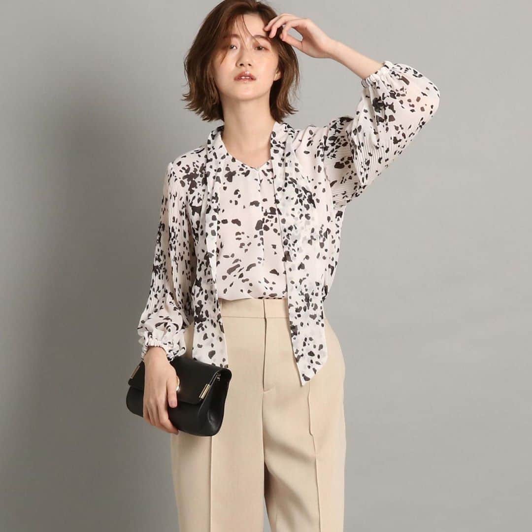 cdec_official Aesthetic Senseのインスタグラム：「. 2020秋 New Arrival  . 【ボウタイブラウス】着回し COOL編 . . レオパードのブラウスにベージュのワイドパンツを合わせたヌーディで洗練されたスタイル。 ワントーンコーデならレオパード柄も品のよいモードな印象に。 . . .  #クードシャンス #2020秋冬 #AUTUMN #秋コーデ  #秋スタイル #トレンド #華やかコーデ　#カジュアルコーデ  #細見え #着回しコーデ  #着回し #大人カジュアル #休日コーデ #ファッション  #大人コーデ  #大人コーディネート #今日のコーデ #今日のコーディネート #カタログ #お洒落さんと繋がりたい #お洒落さんとつながりたい #ファッション好きな人と繋がりたい #モデル #大人女子 #大人女子コーデ #テレワーク #ブラウス #ブラウスコーデ #着まわしコーデ」