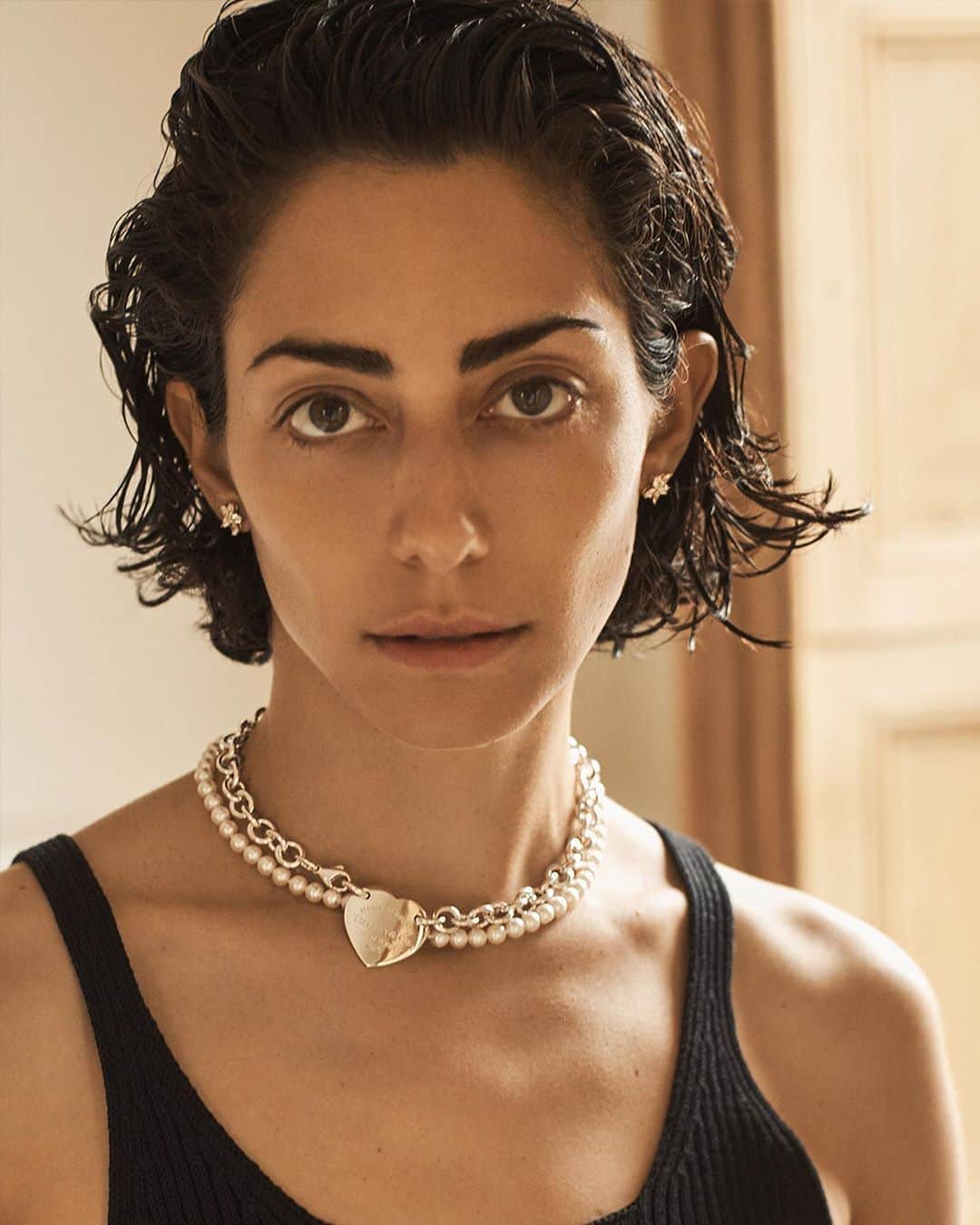 のインスタグラム：「THE TIFFANY STYLE EDIT How to: Get to the Heart of the Matter • The best trends always come back. For a new-school take on an old-school favorite, pair our #ReturnToTiffany heart tag necklace with a classic pearl choker. Add a pair of sophisticated #TiffanyVictoria diamond earrings and prepare to turn heads. Tap to shop and discover more via the link in bio. #TiffanyAndCo」