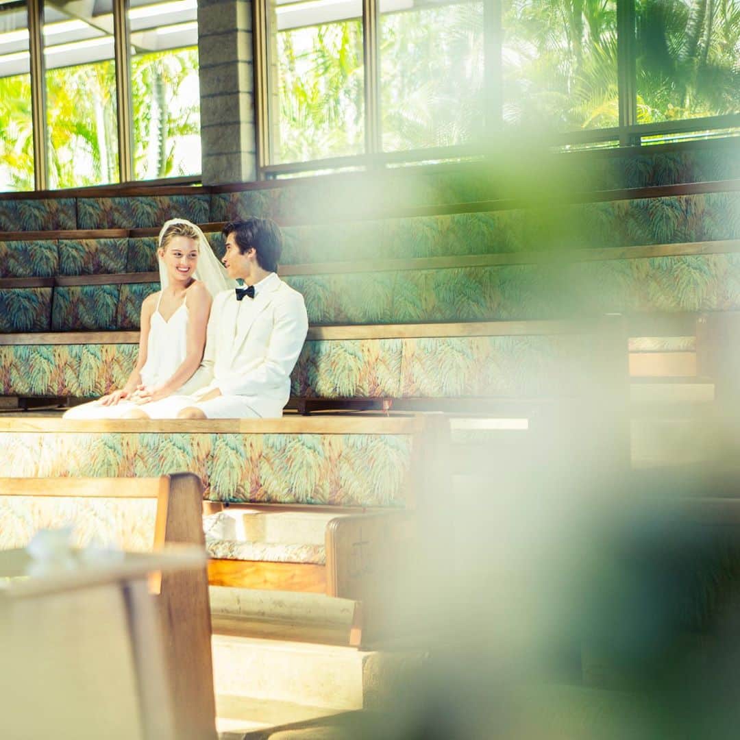 oversea_weddingのインスタグラム：「その旅に 恋をする 写真にこだわるリゾートウェディング ・ church ・ 国内だから時差もなくリーズナブルに、南海の楽園で「宮古ブルー」に輝く空と海に包まれるphotogenicなlover's weddingを。 ・ まずはお問合せを。 #リゾートウェディング #前撮り #ウェディングフォト #後撮り #星空撮影 #ウェディングドレス #hawaiiwedding #花嫁ヘア #フォトウェディング #卒花 #プレ花嫁 #卒花嫁 #日本中のプレ花嫁さんと繋がりたい #沖縄挙式 ウェディング #沖縄ウェディング #写真好き #宮古島 #ビーチフォト #dancingbear #onelove #海外ウェディング #宮古島旅行 #ウェディングブーケ #リゾ婚 #与那覇前浜ビーチ #お色直し #入籍 #宮古ブルー #モバイルウェディング #さとうきび畑の一本道」